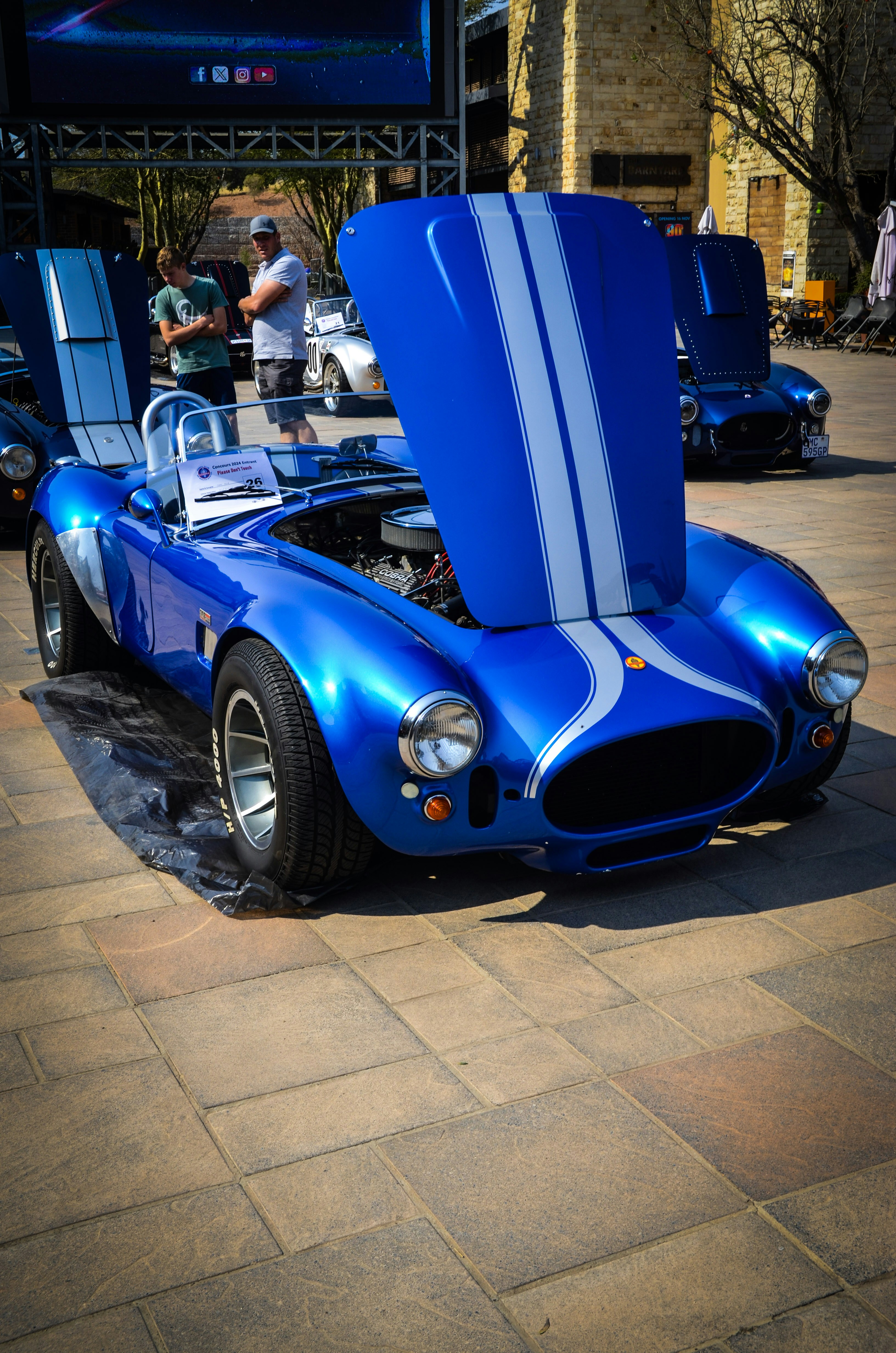 Pagani Huayra Roadster blue, ilustrasi artikel Pagani Huayra Roadster: Unleash Automotive Artistry as Your Wallpaper 5