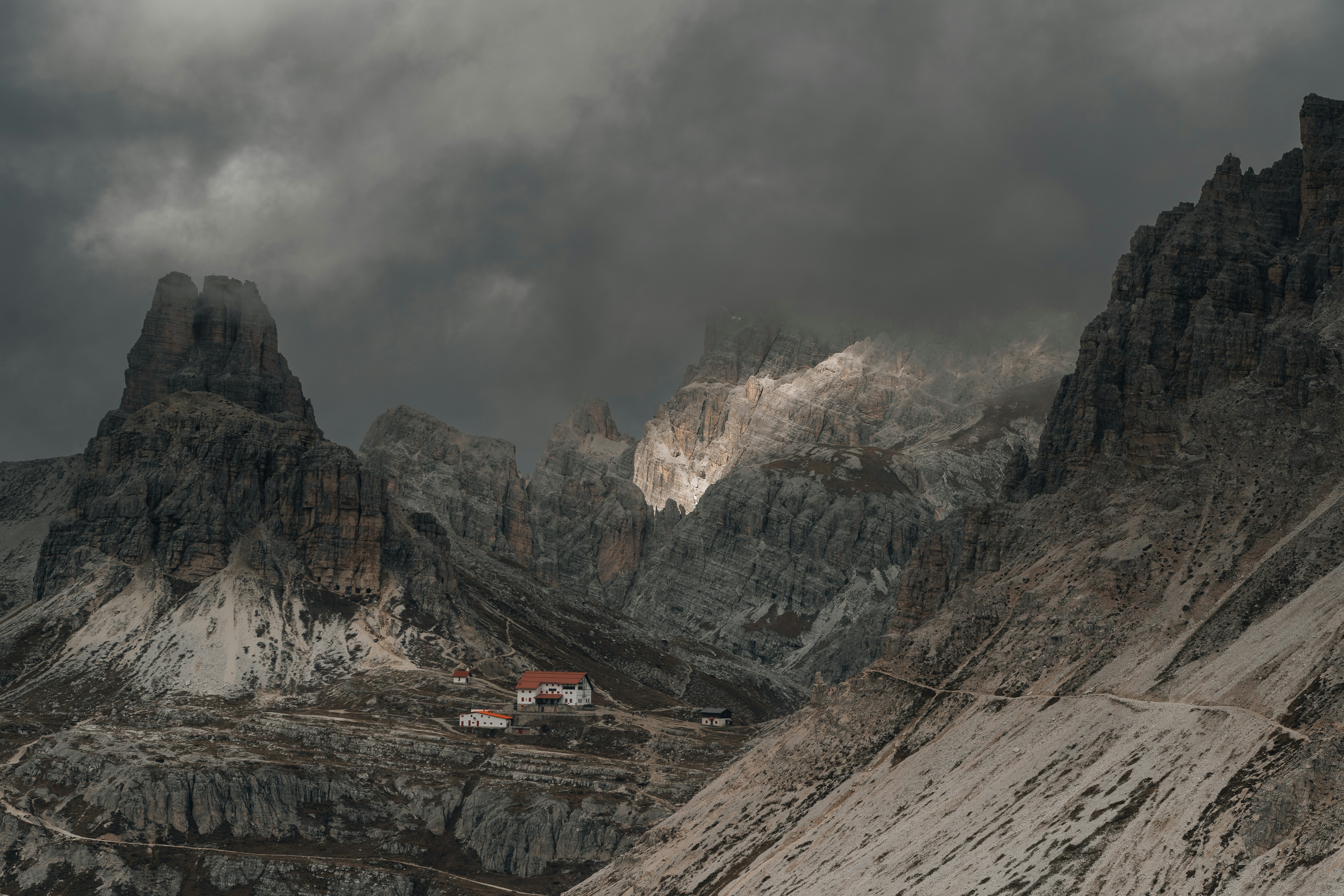 Un gruppo di montagne sotto un cielo nuvoloso
