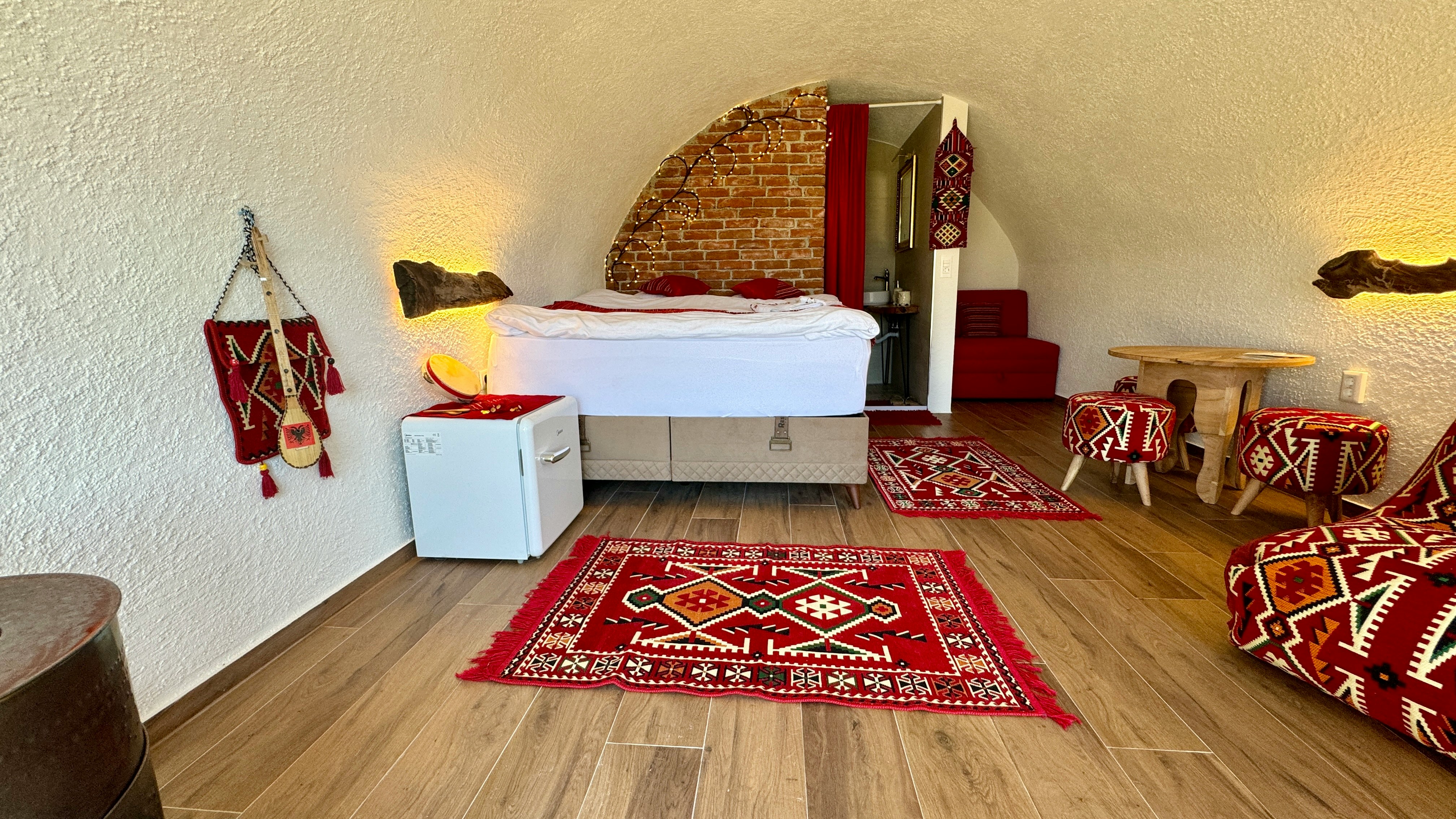 Albaniens herzliche Gastfreundschaft und die landschaftliche Schönheit sind nach wie vor die Hauptattraktionen des Landes. Dank der vielfältigen Reiseangebote können Sie das Beste erleben, ohne Ihr Budget zu sprengen.