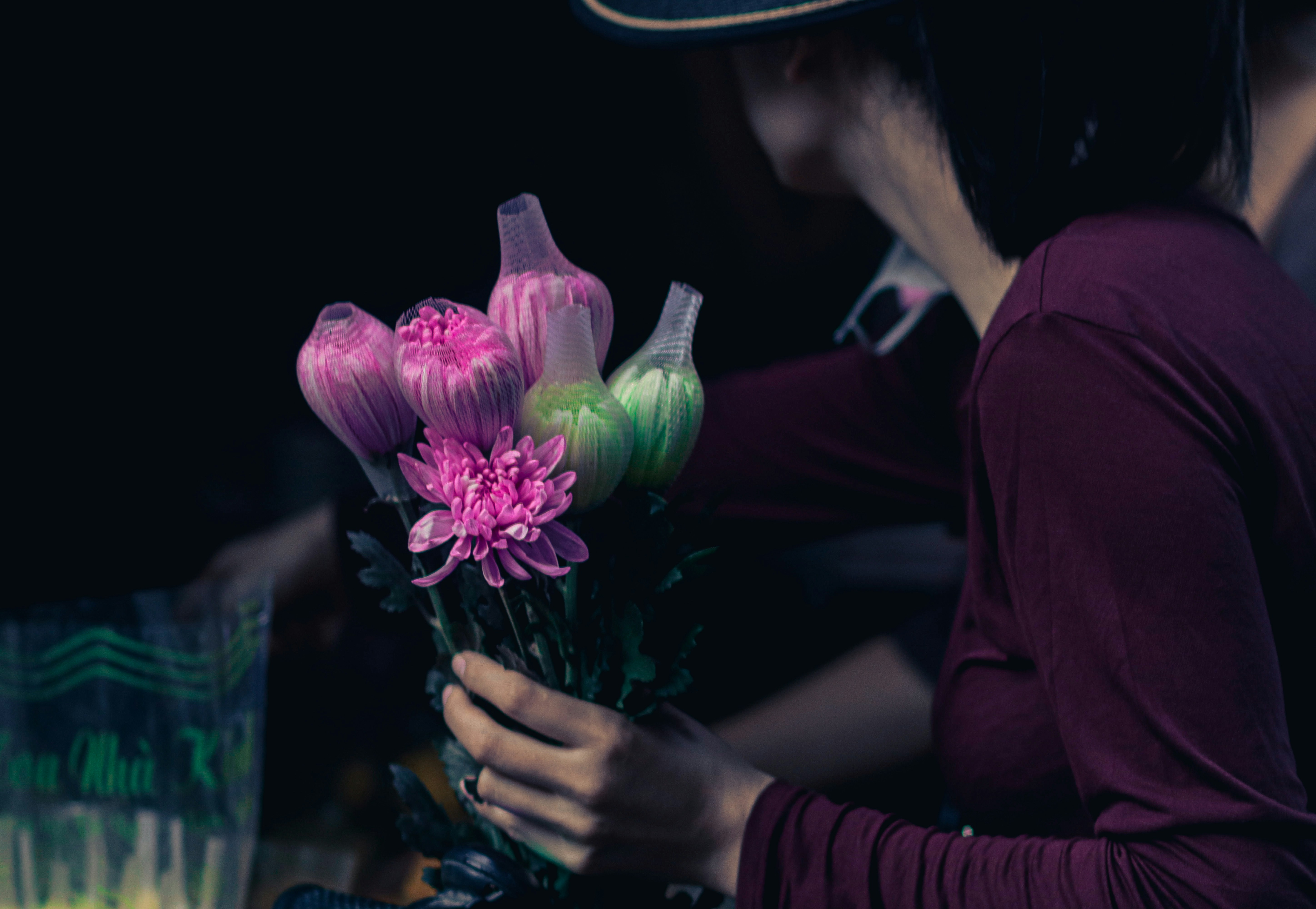 Eine Frau, die einen Blumenstrauß in den Händen hält