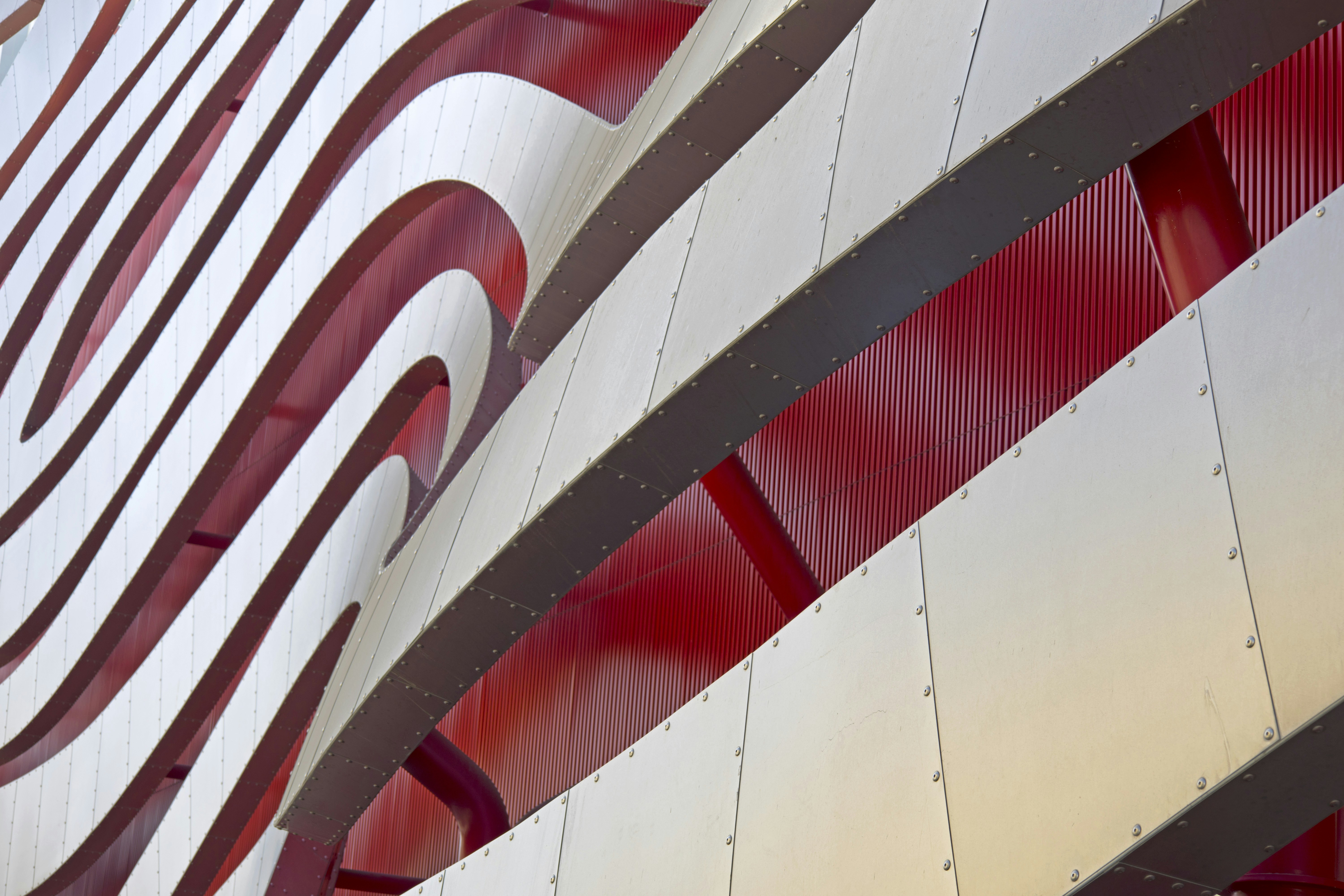 Um close up de um edifício vermelho e branco