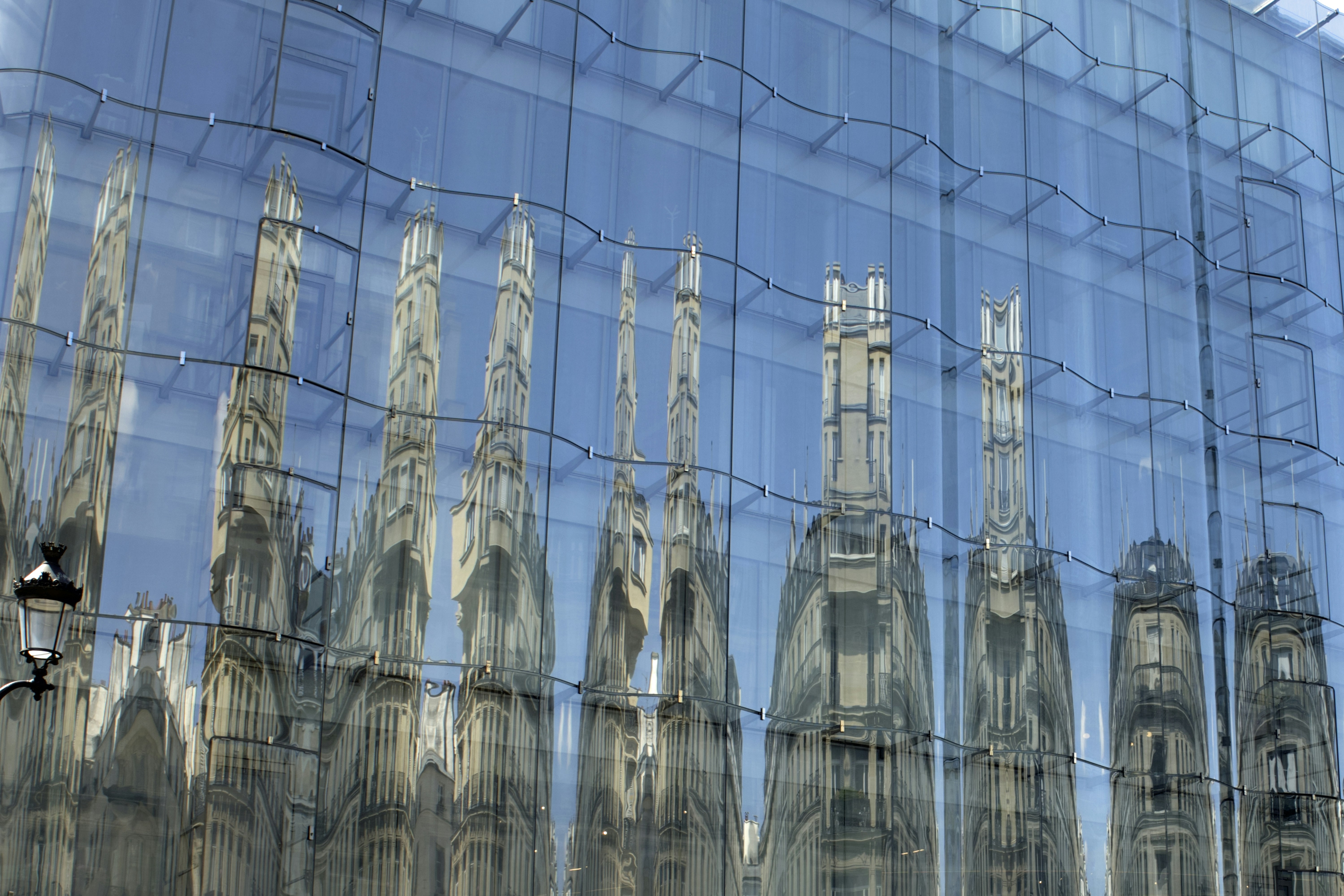 Um reflexo de um edifício no vidro de outro edifício