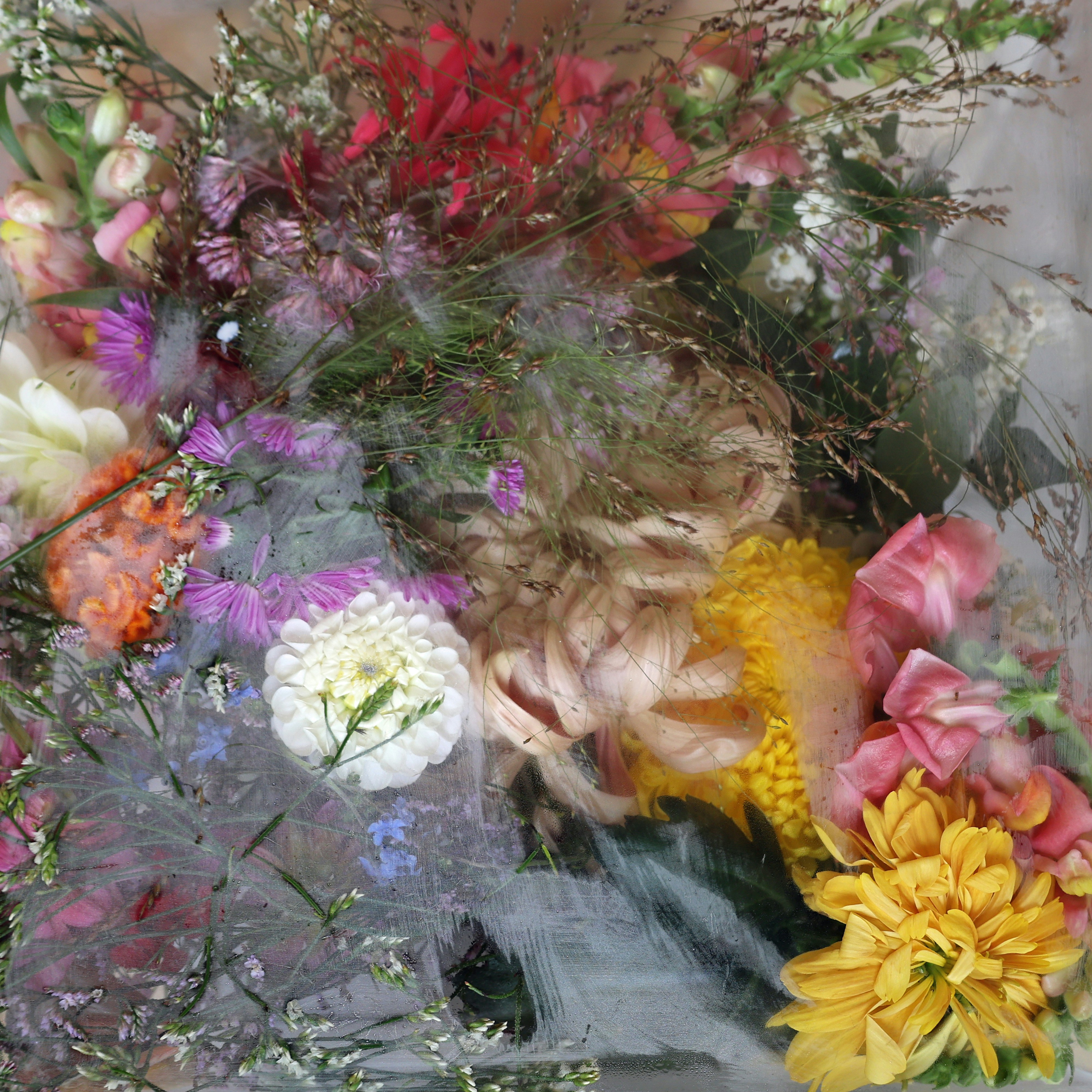 Um ramo de flores que estão em um vaso