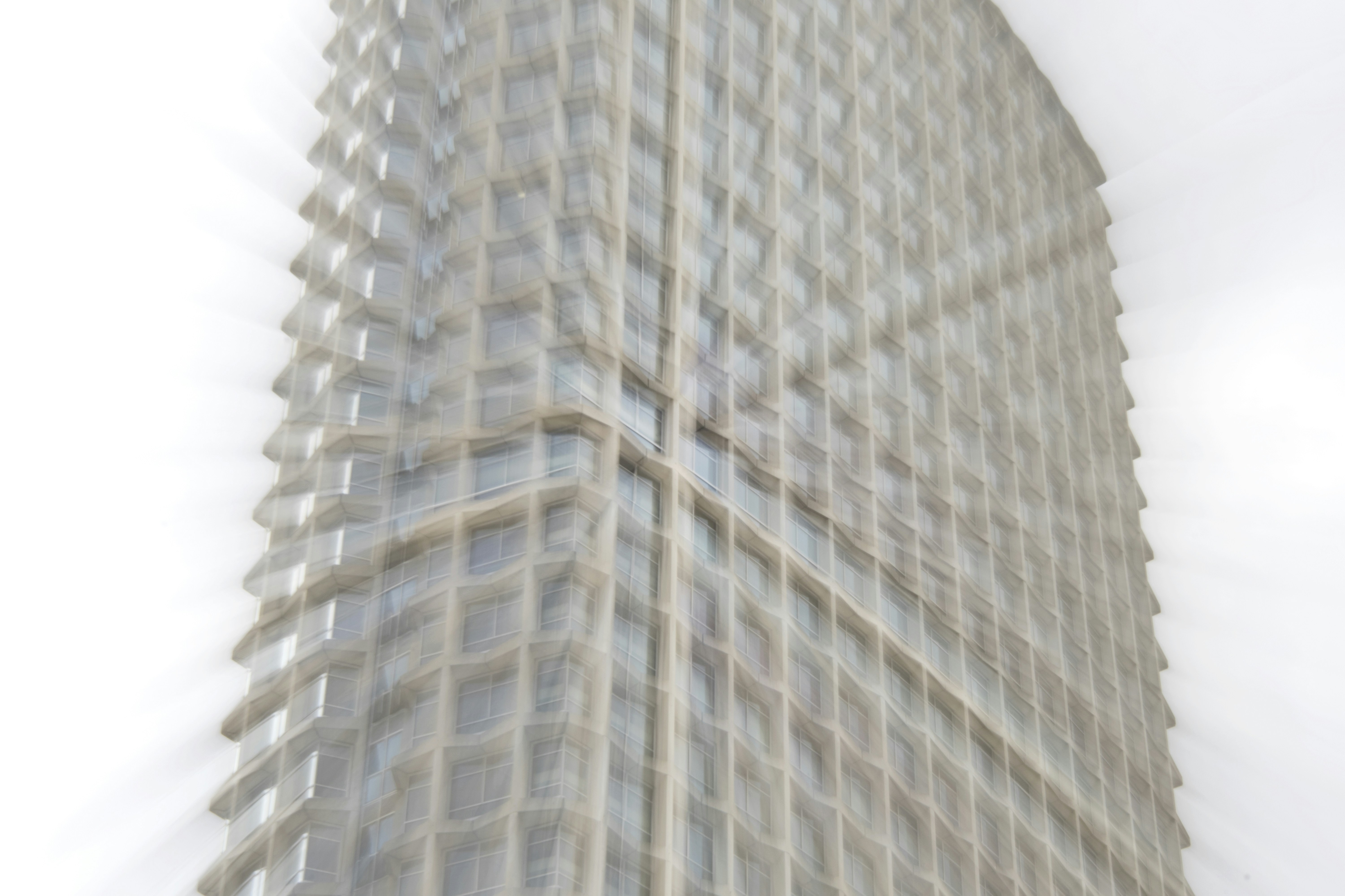 Um prédio muito alto com um relógio do lado