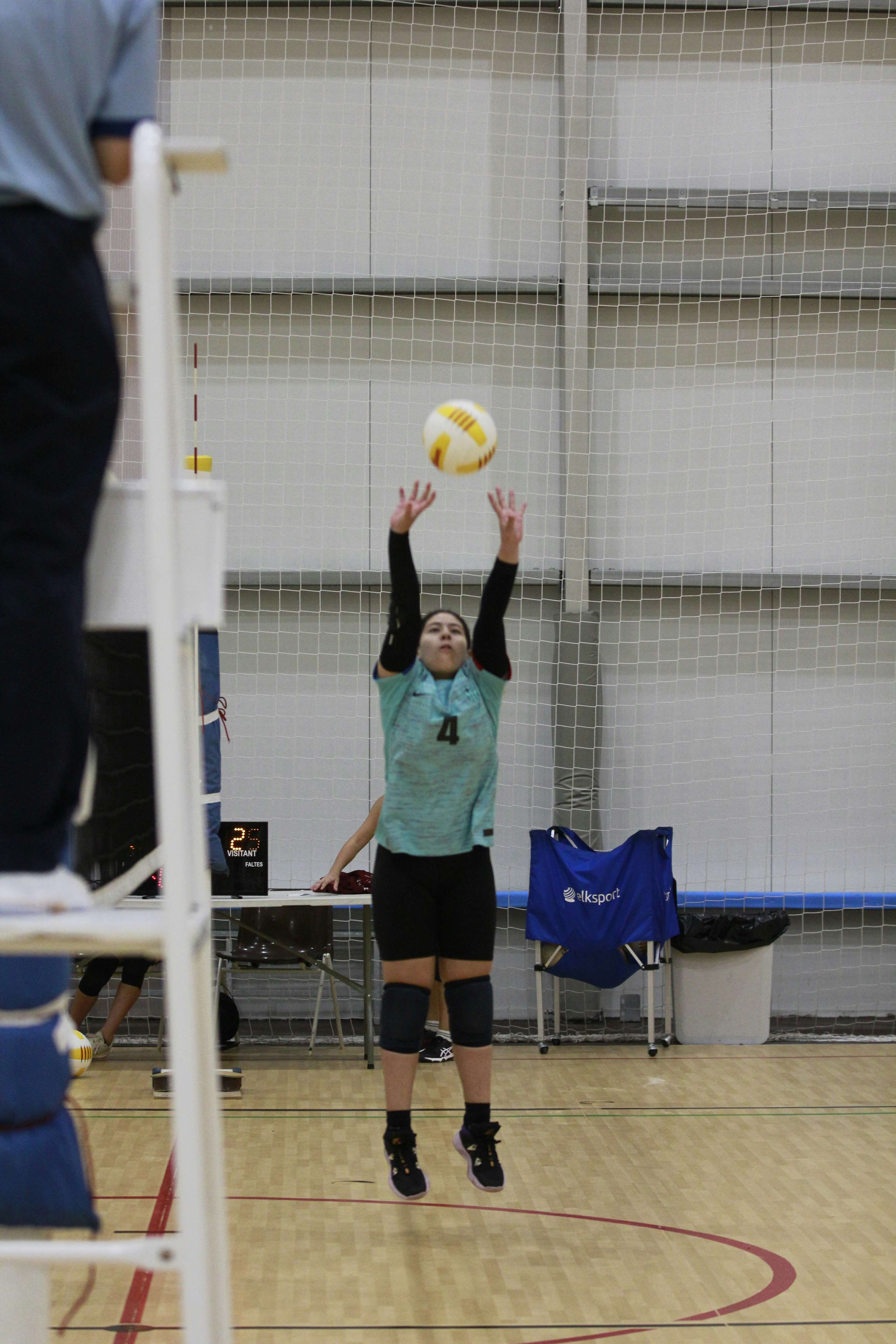 Eine Person, die aufspringt, um einen Volleyball zu schlagen