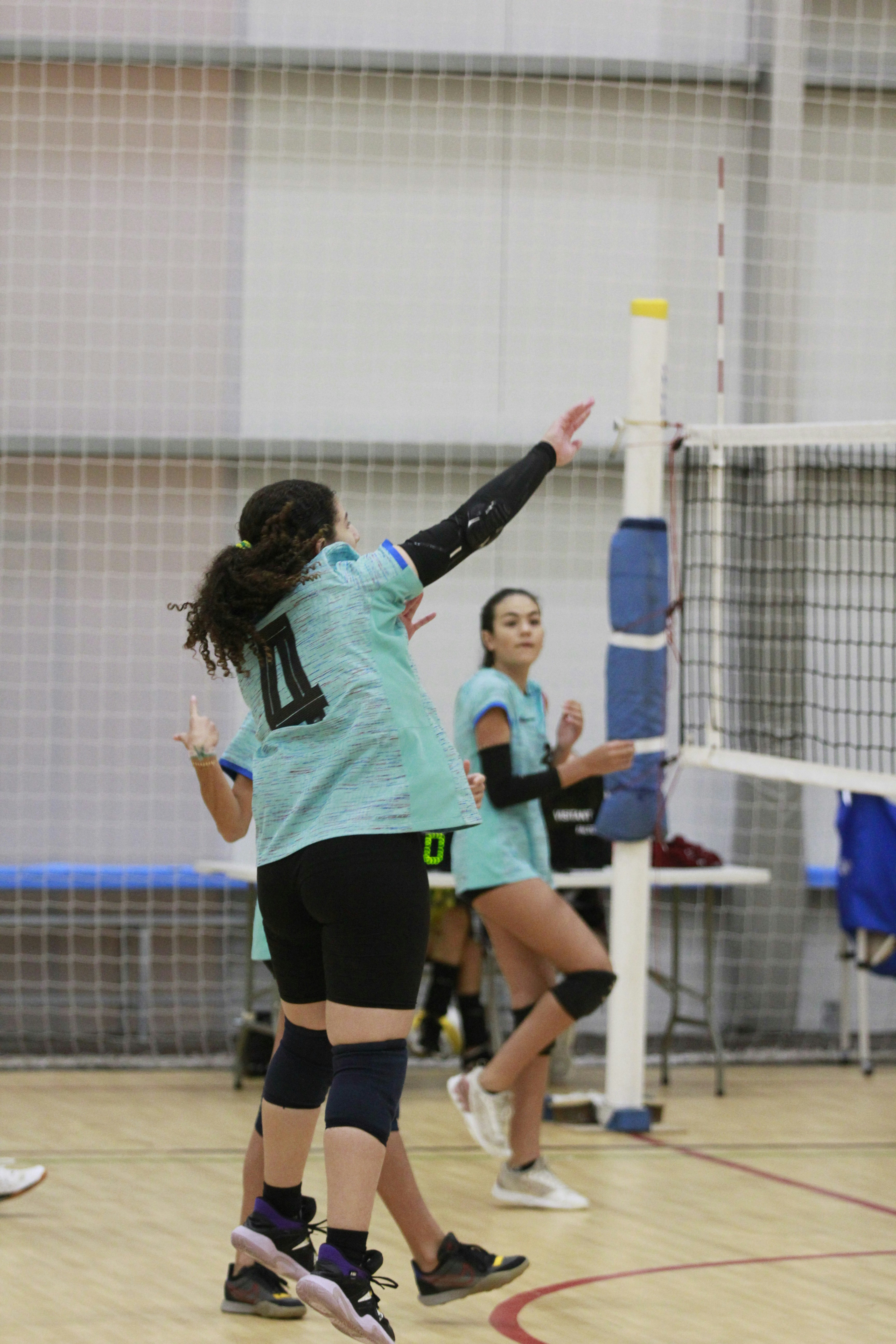 Eine Gruppe junger Frauen spielt eine Partie Volleyball