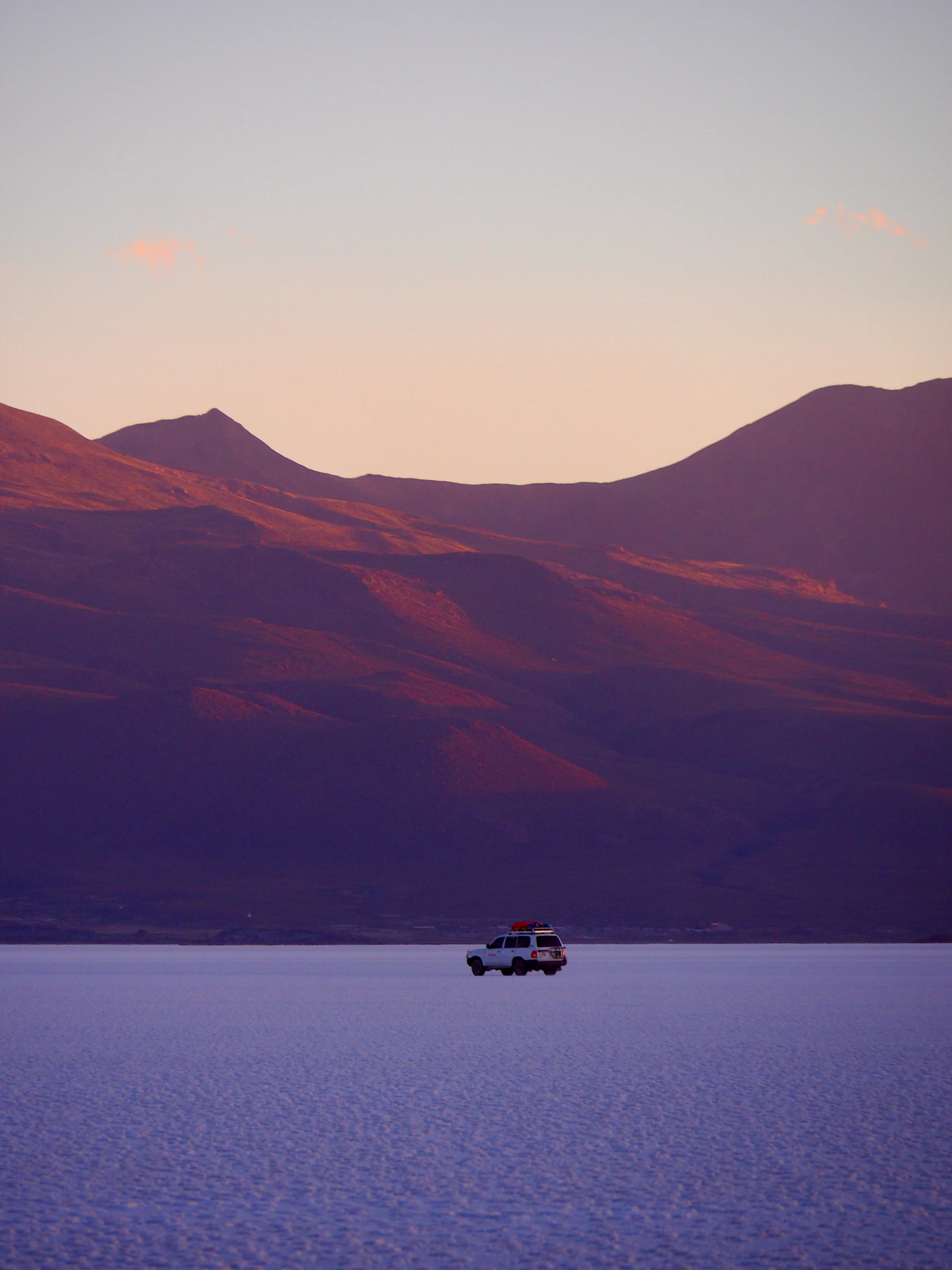 Bote reflejado sobre el espejo del salar