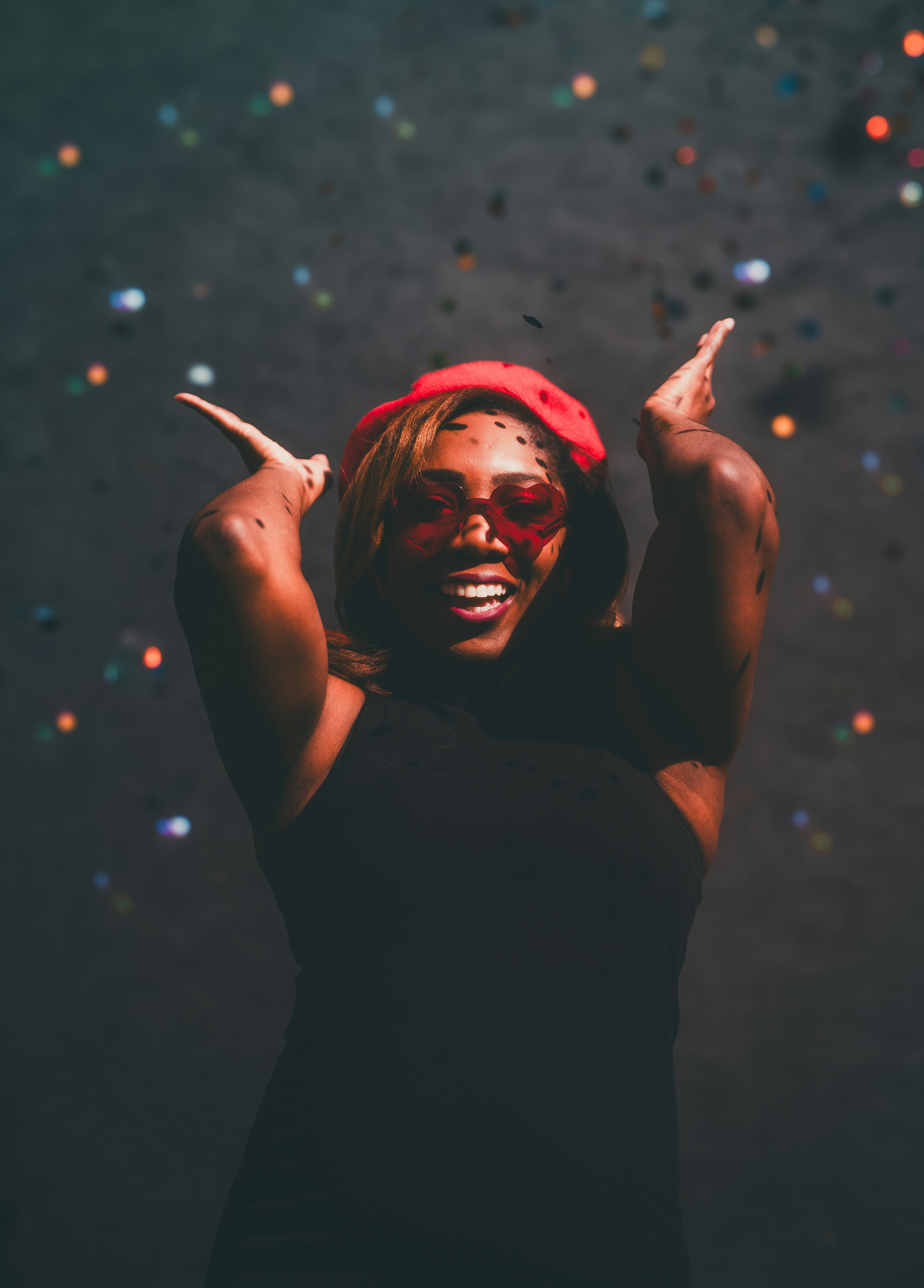 Eine Frau mit rotem Hut und Sonnenbrille