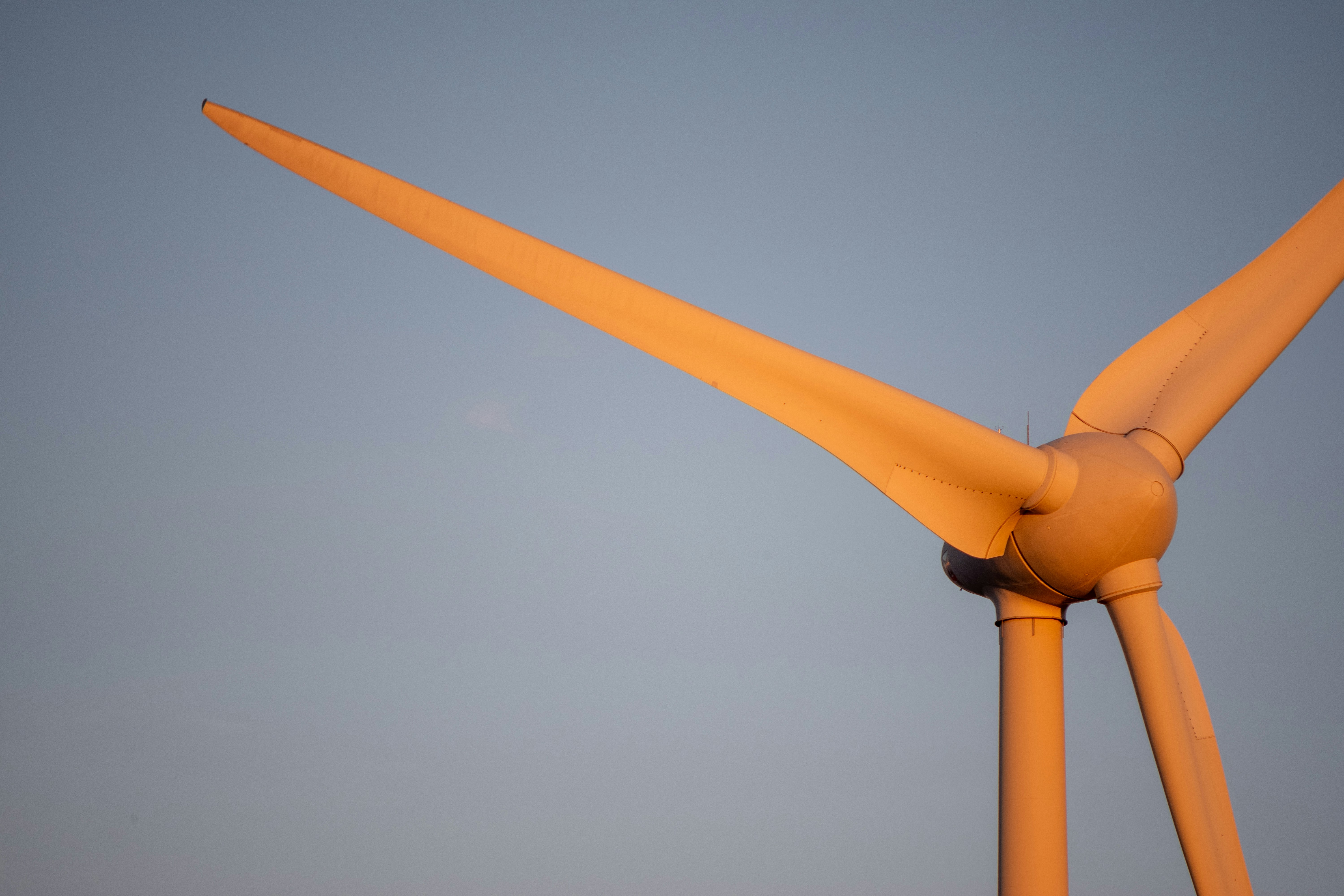 青い空を背景にした風力タービンのクローズアップ