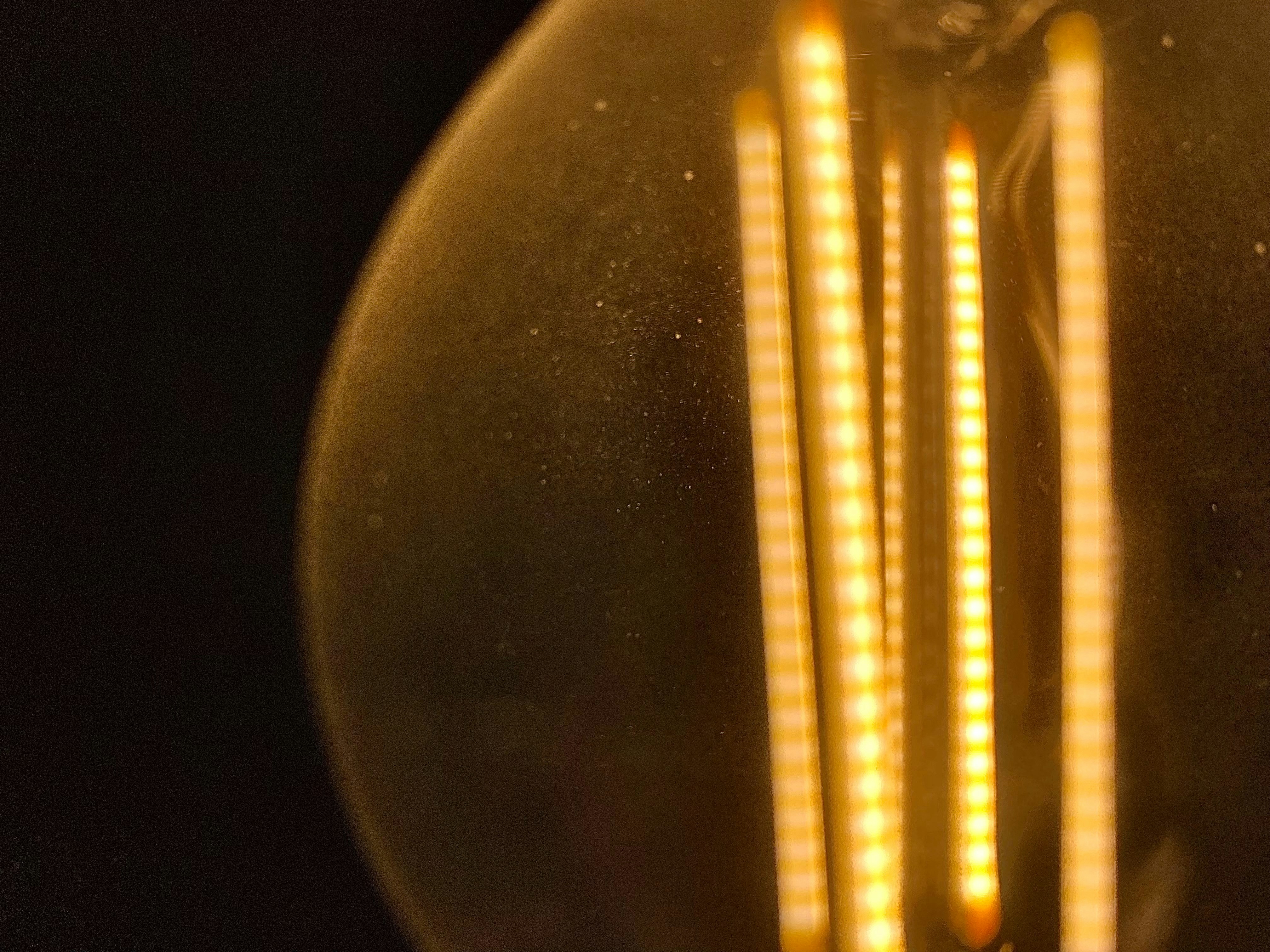 Un primer plano de una bombilla sobre un fondo negro