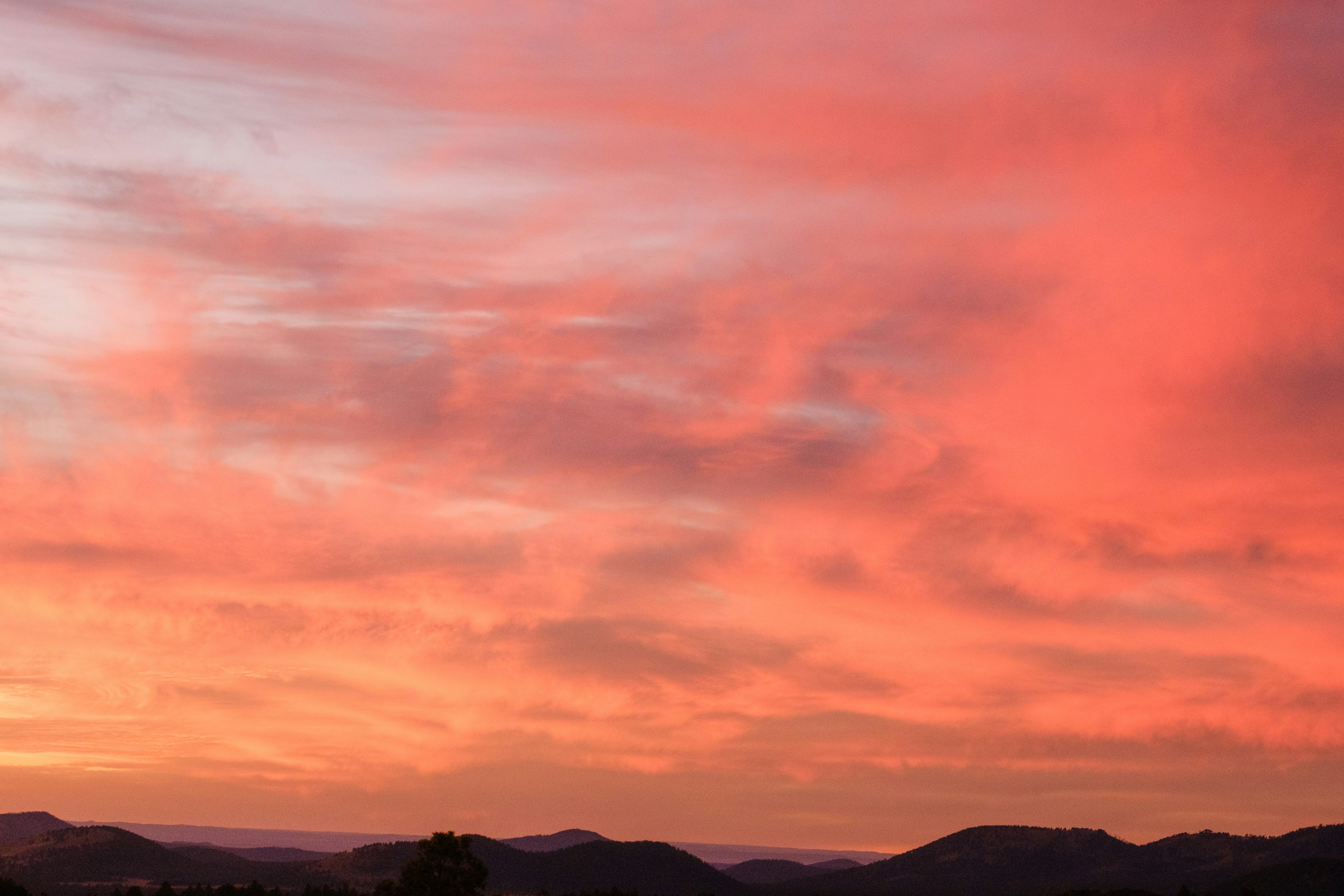 Un cielo rojo con algunas nubes a lo lejos