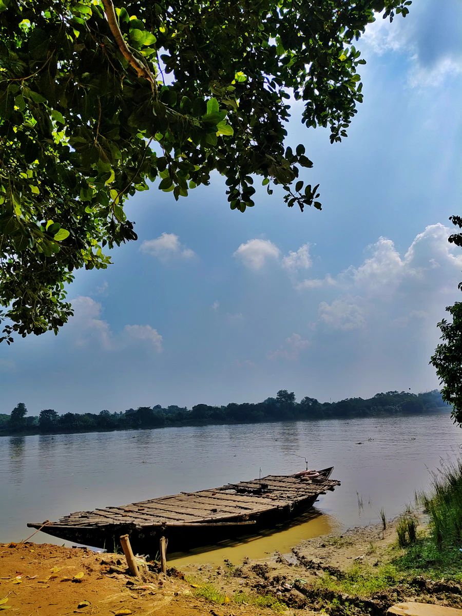 เรือจอดริมแหล่งน้ำ