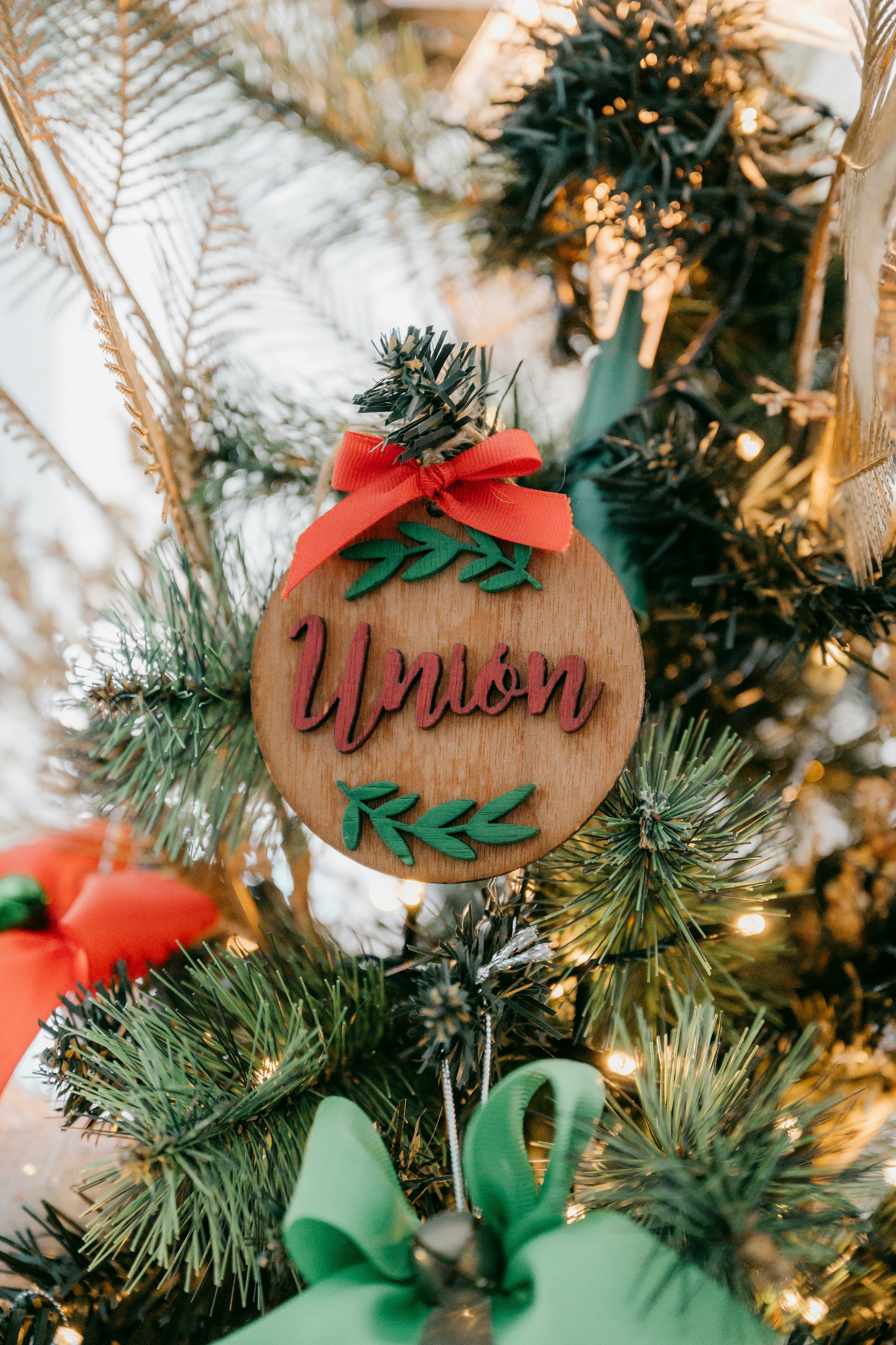 Un ornamento in legno appeso a un albero di Natale