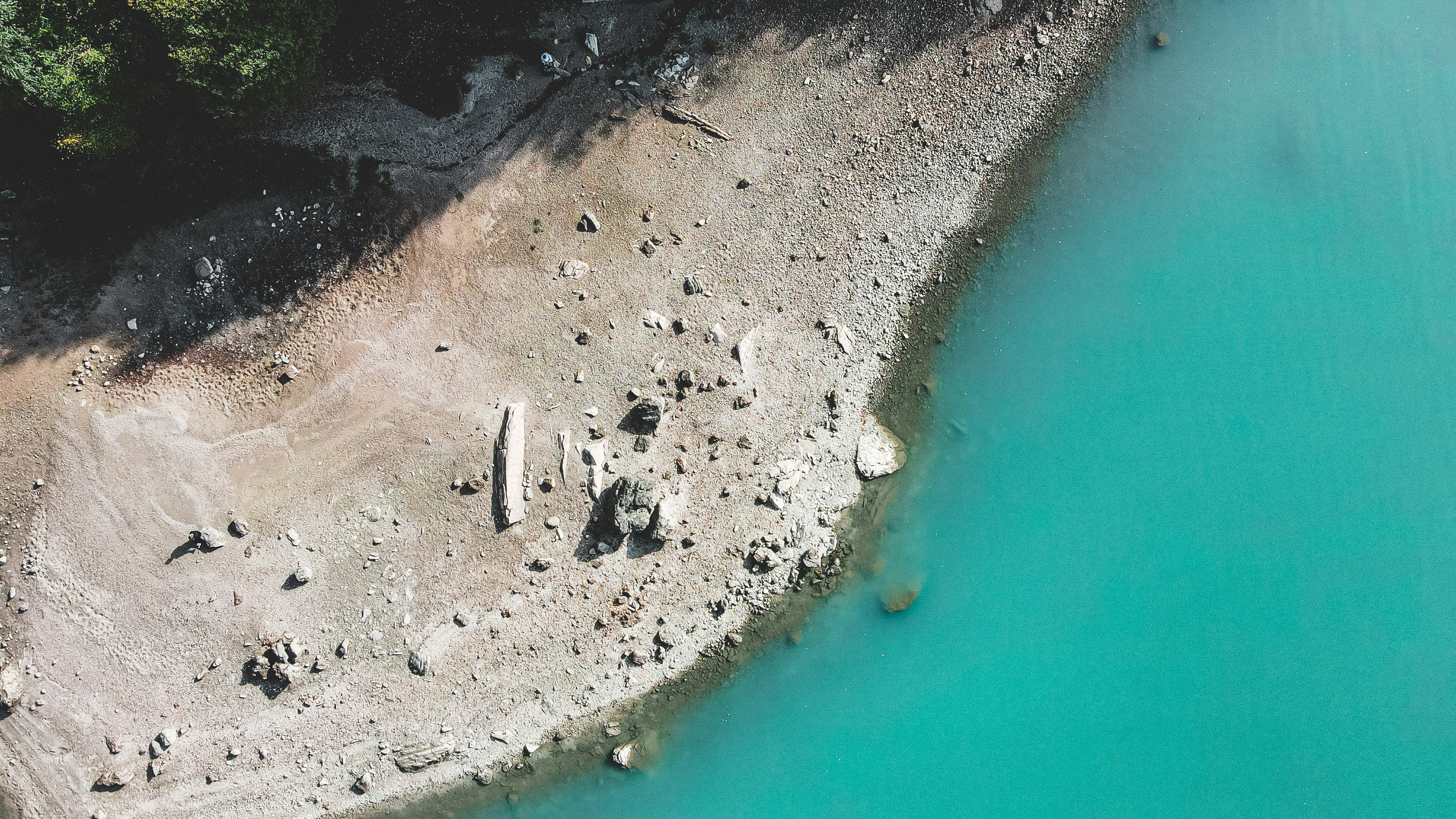 A bird's eye view of a beach and a body of water