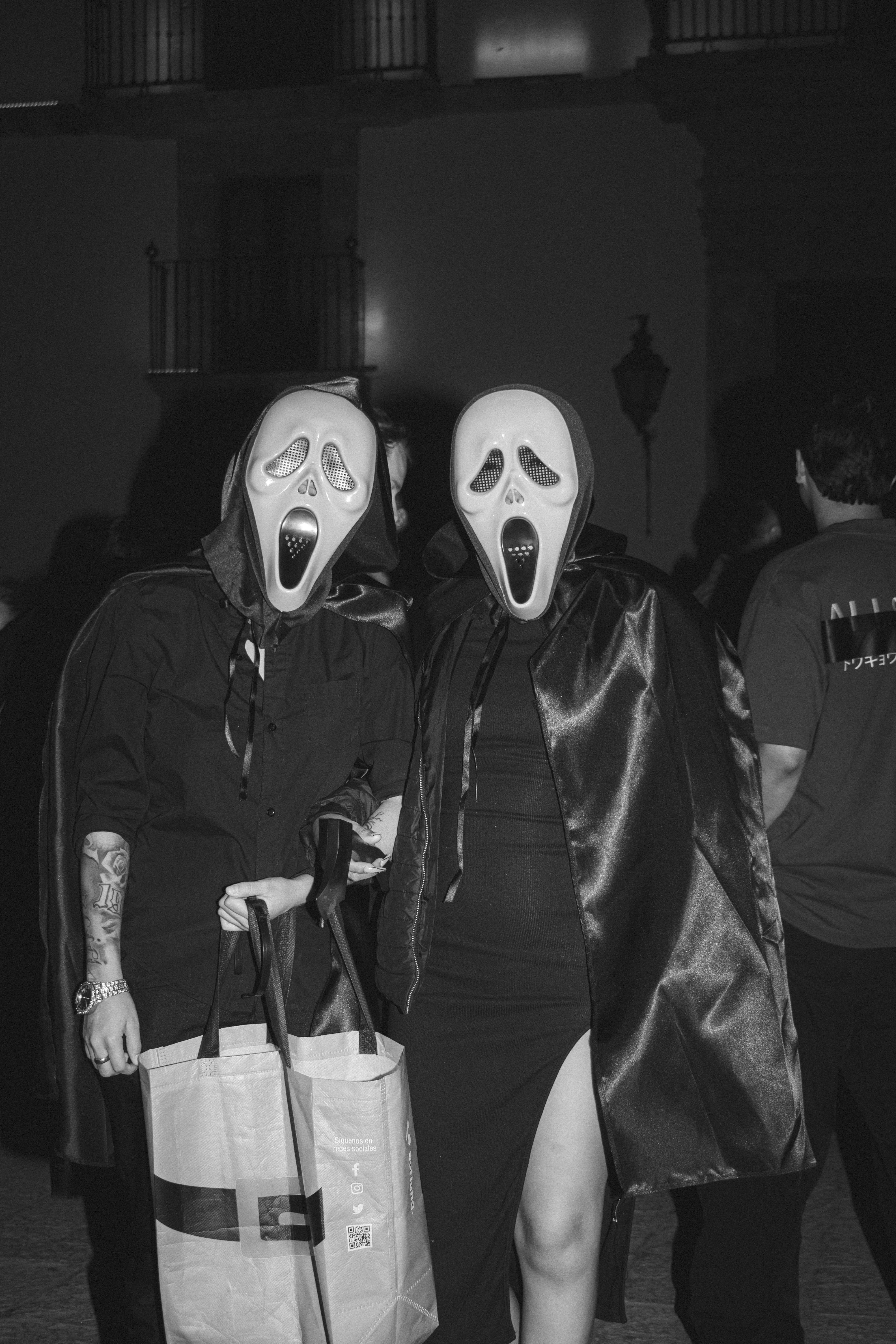 Beberapa orang yang memakai masker