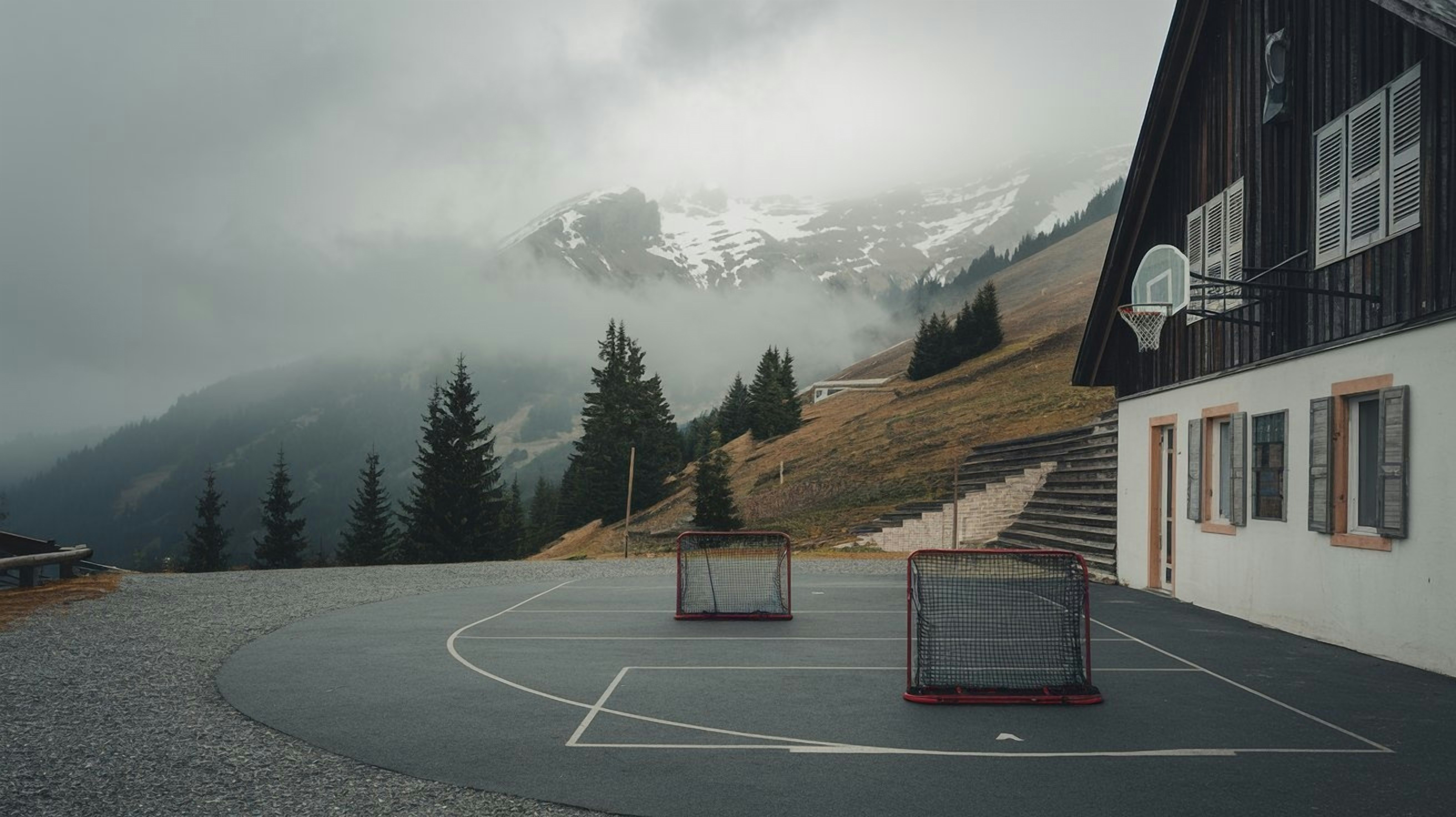 Calentamiento previo en una arena de baloncesto con el público entrando