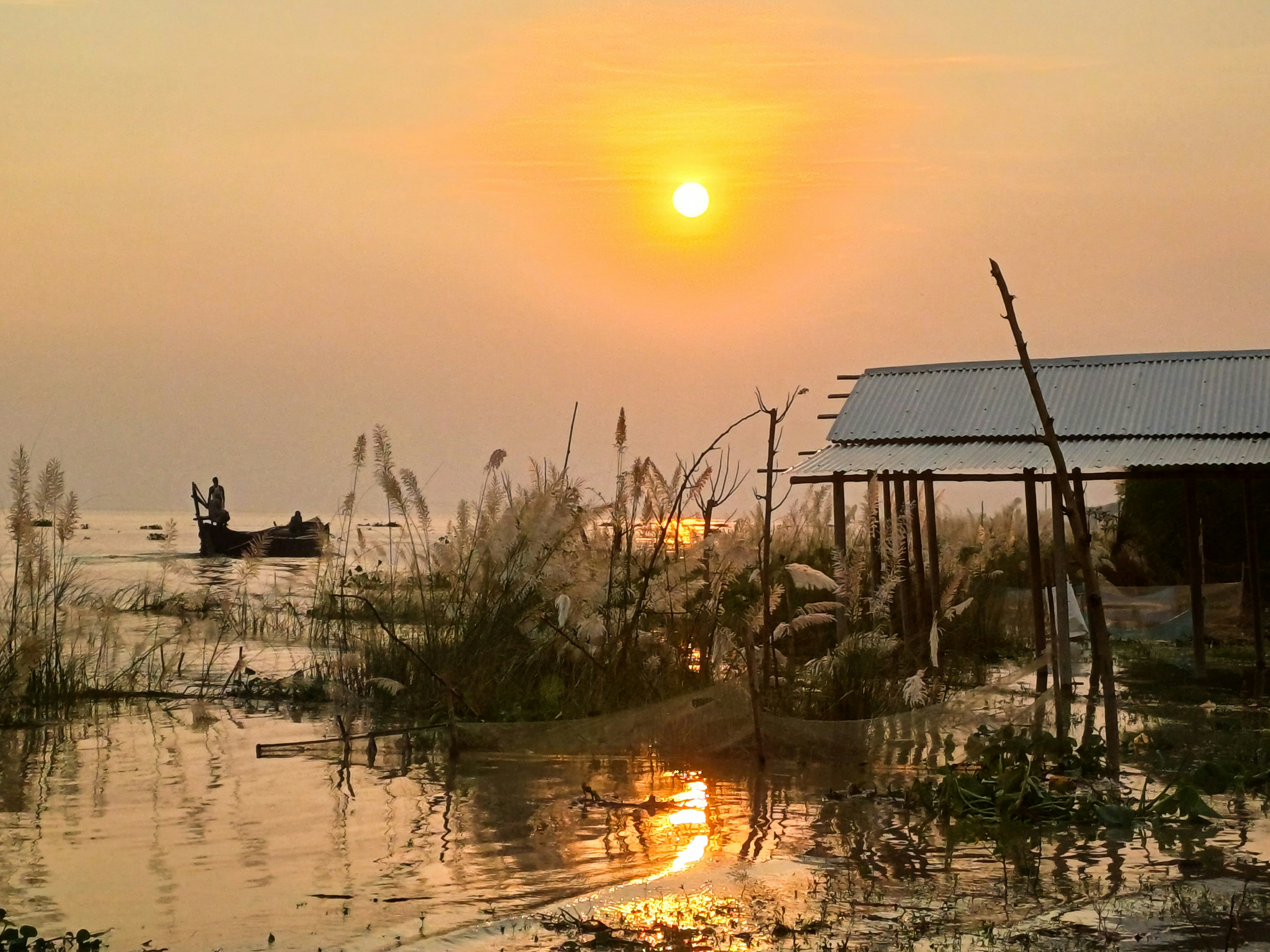 Ein kleines Boot, das auf einem Gewässer treibt