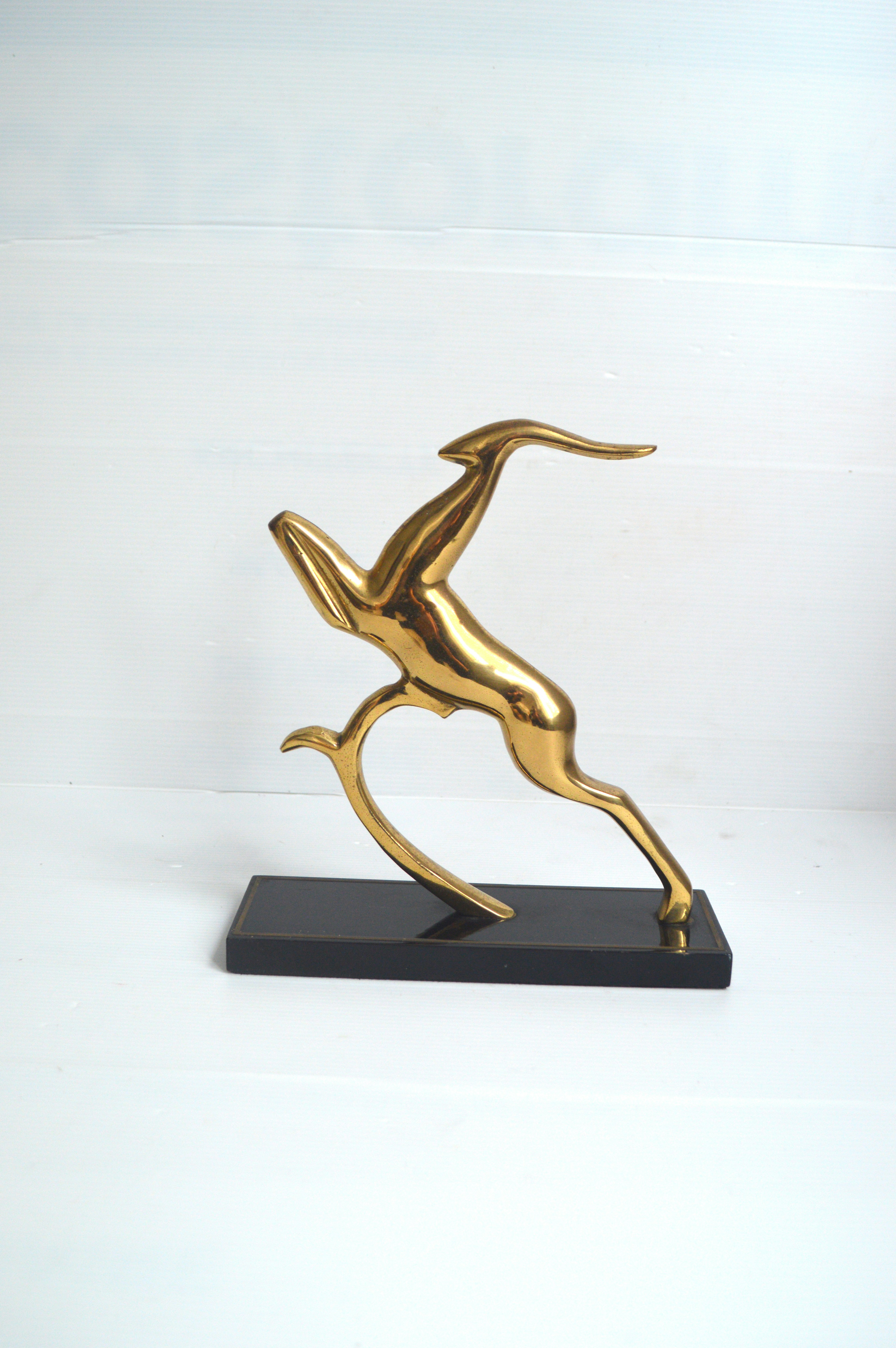 Una statua d'oro di un uccello su una base nera