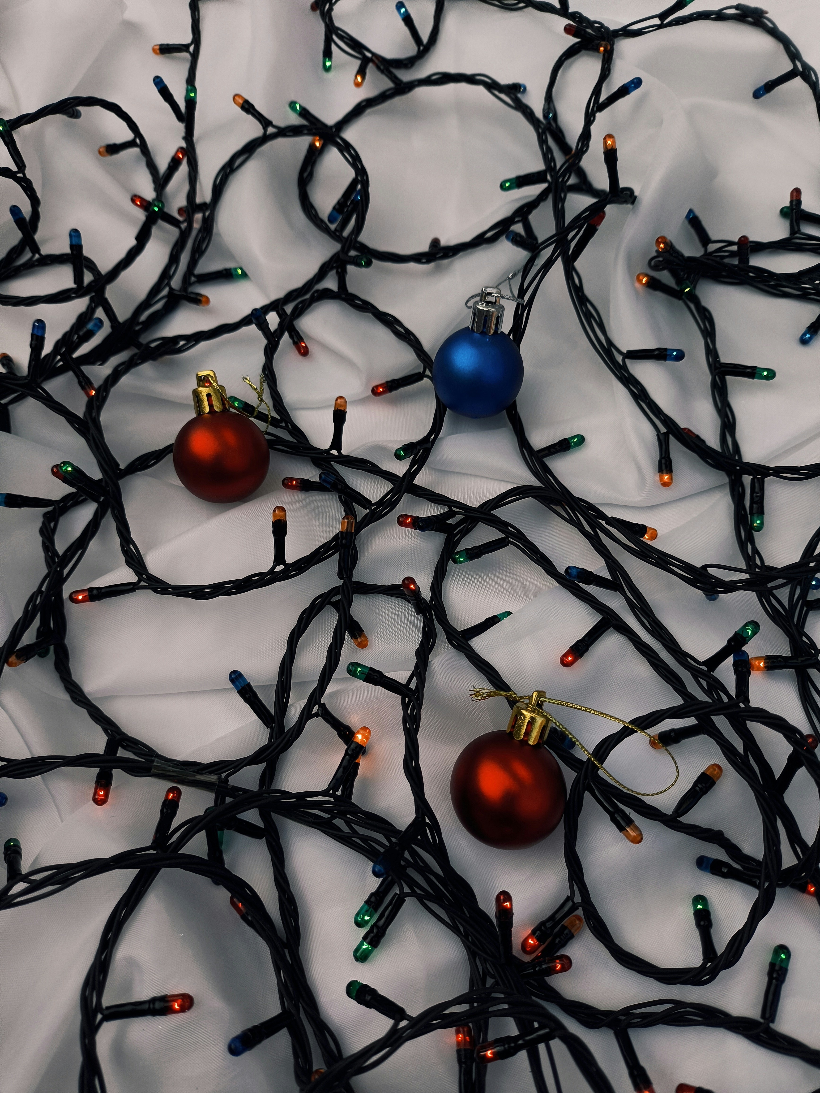 Un montón de luces navideñas en una sábana blanca