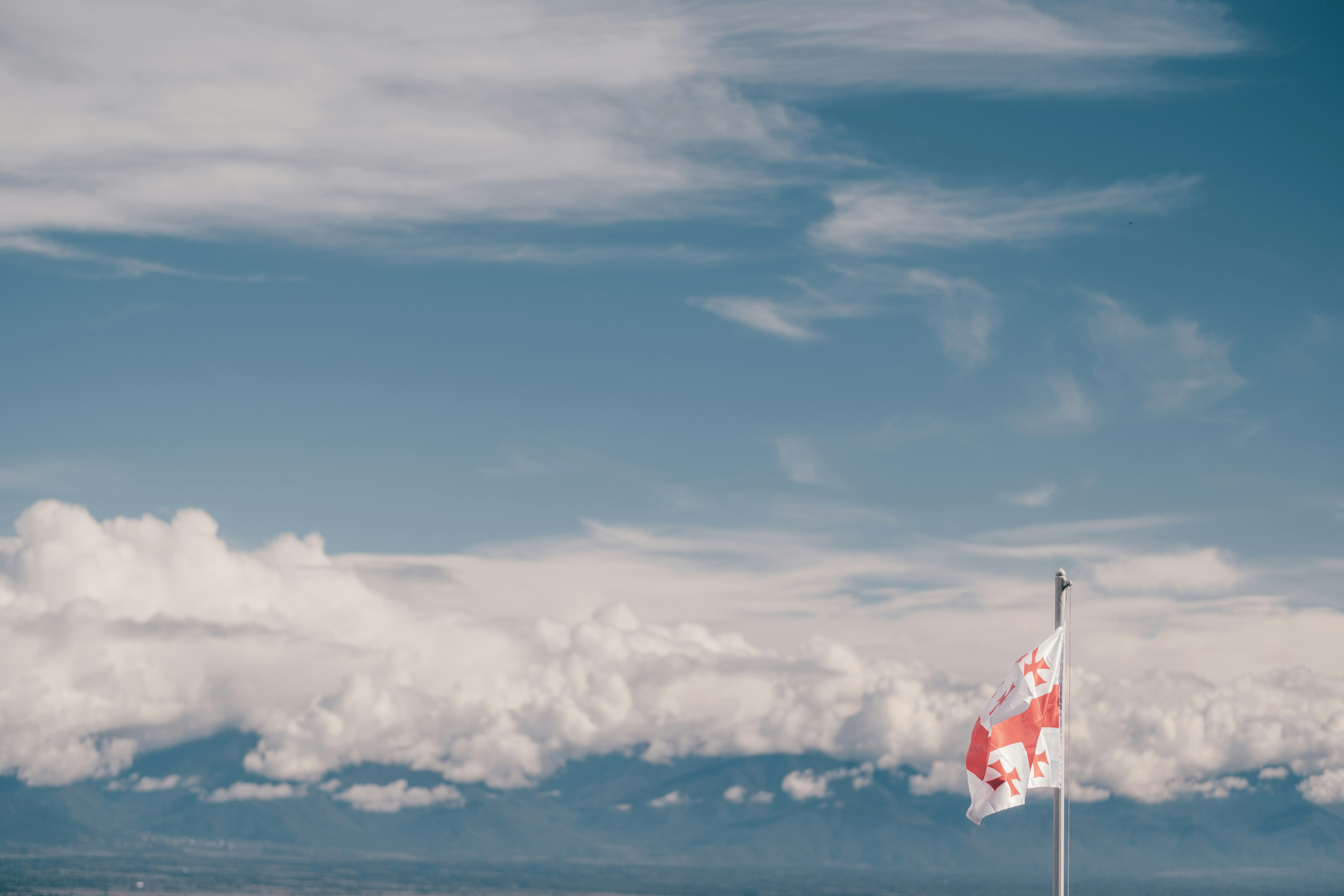Una bandera canadiense ondeando al viento en una playa