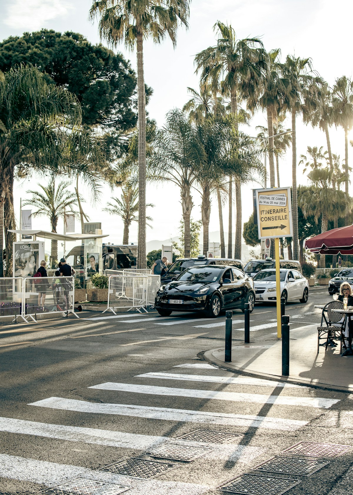 Bikes and pedestrians along the Cannes seafront, in the light of the Côte d'Azur