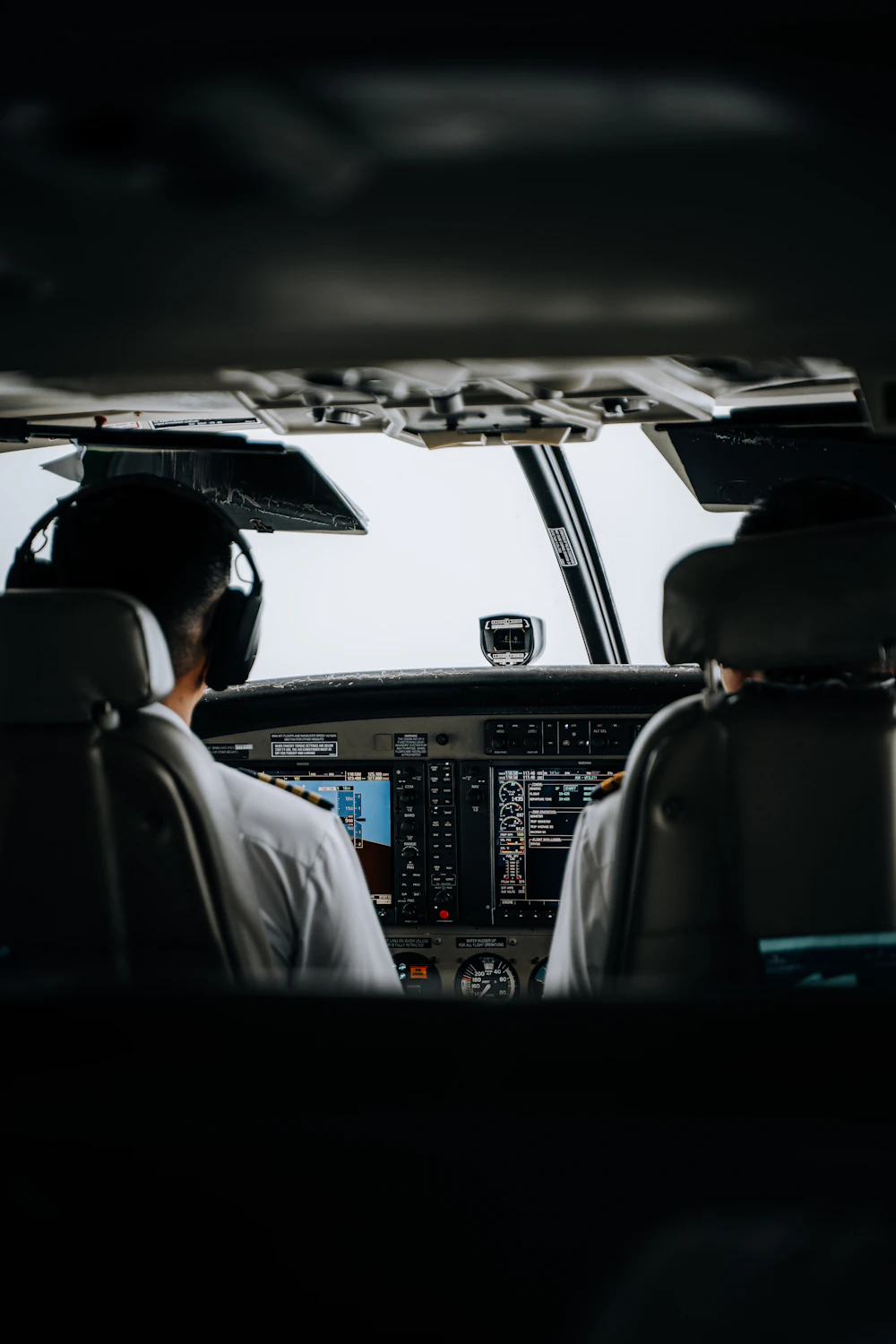 Zwei Piloten im Cockpit eines Passagierflugzeugs