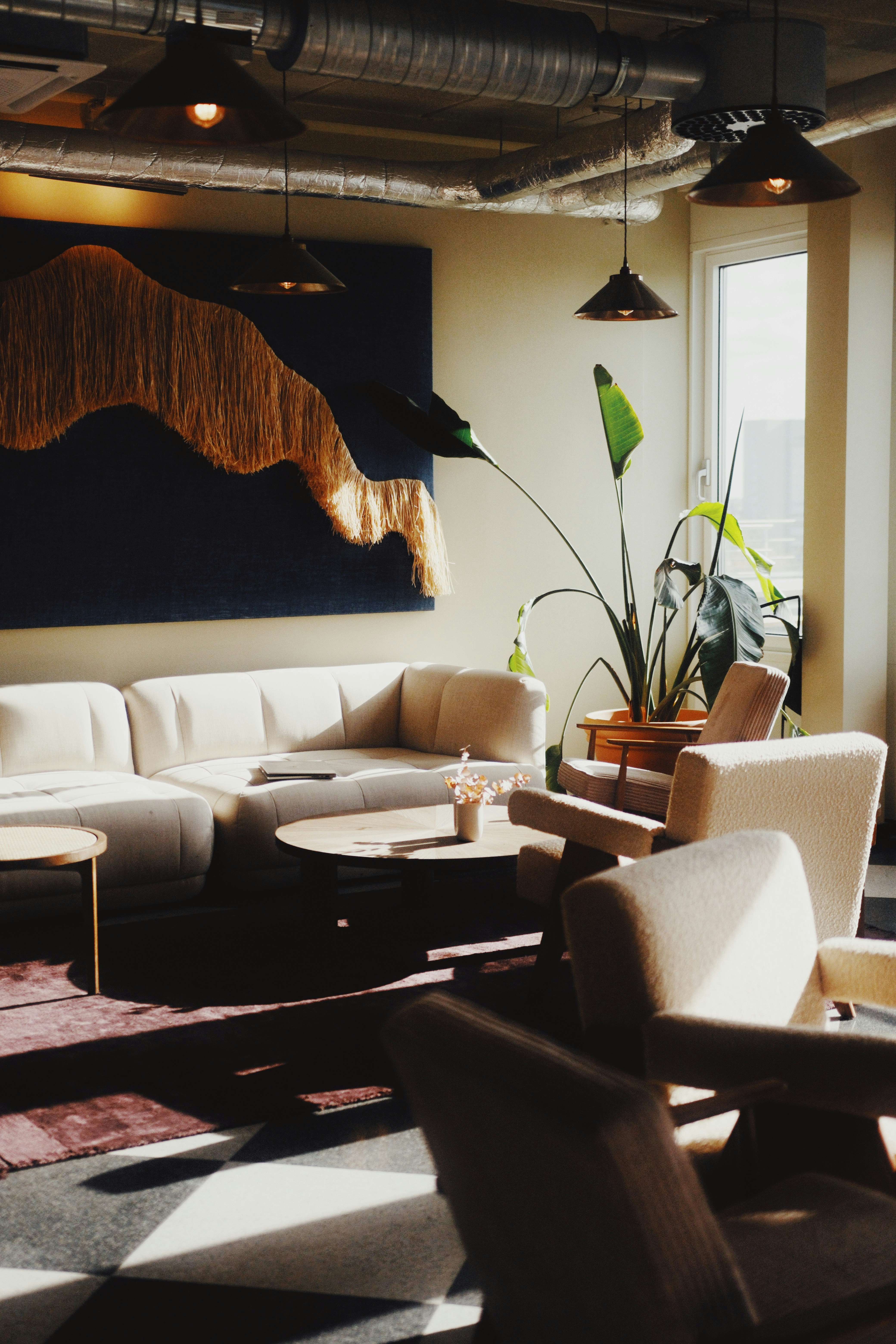 photo-1730544510231-d63fffb42aa4?ixid=M3wxMjA3fDB8MXxzZWFyY2h8MTl8fGxvdW5nZXxlbnwwfHx8fDE3NjQ1Njc3MjN8MA\u0026ixlib=rb-4.1.0