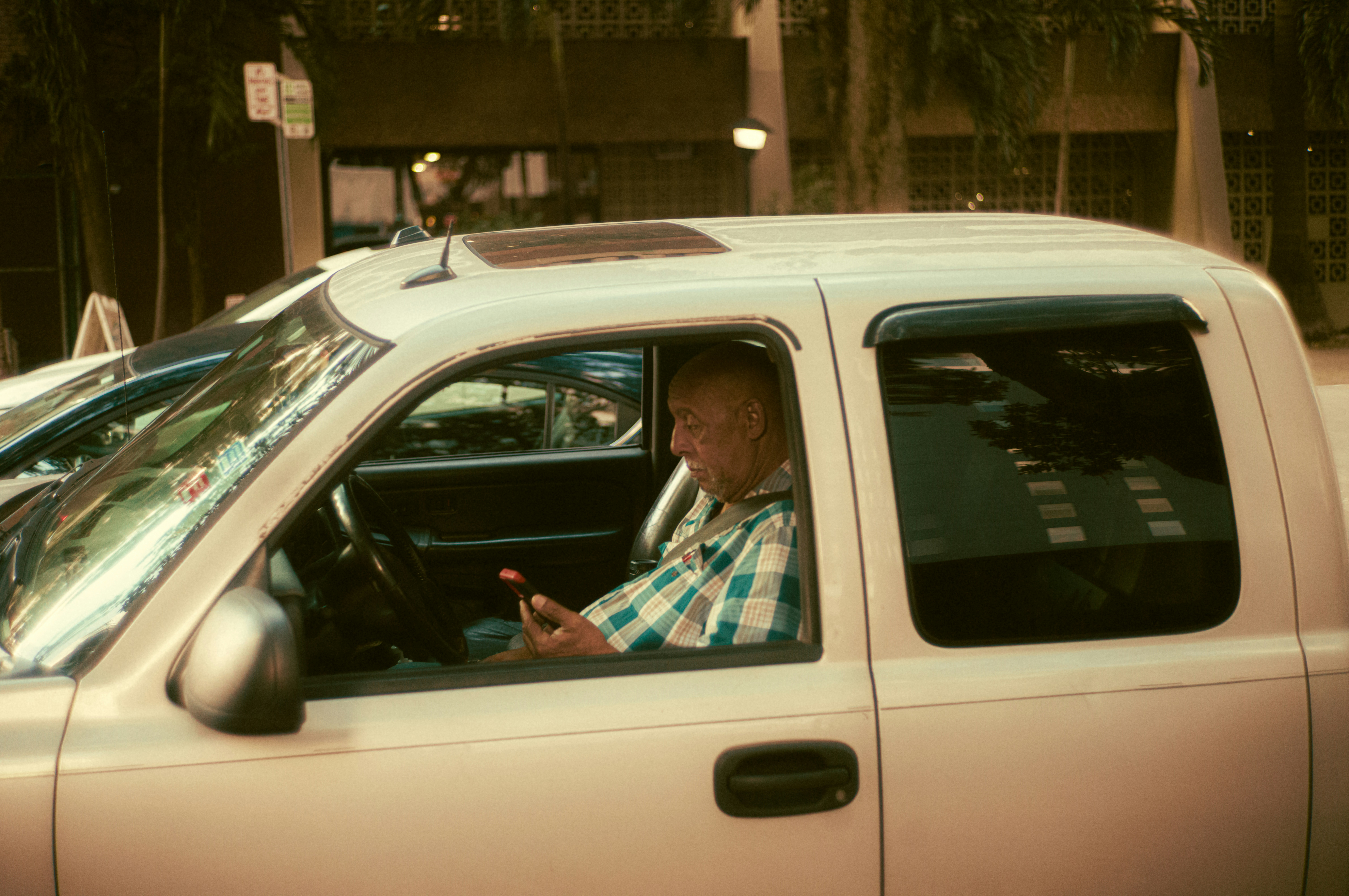 photo-1730563399184-0c5422923ce7?ixid=M3wxMjA3fDB8MXxzZWFyY2h8MXx8aGl0bWFuJTIwZ28lMjBtb2JpbGV8ZW58MHx8fHwxNzYzODQ2MzgwfDA\u0026ixlib=rb-4.1.0