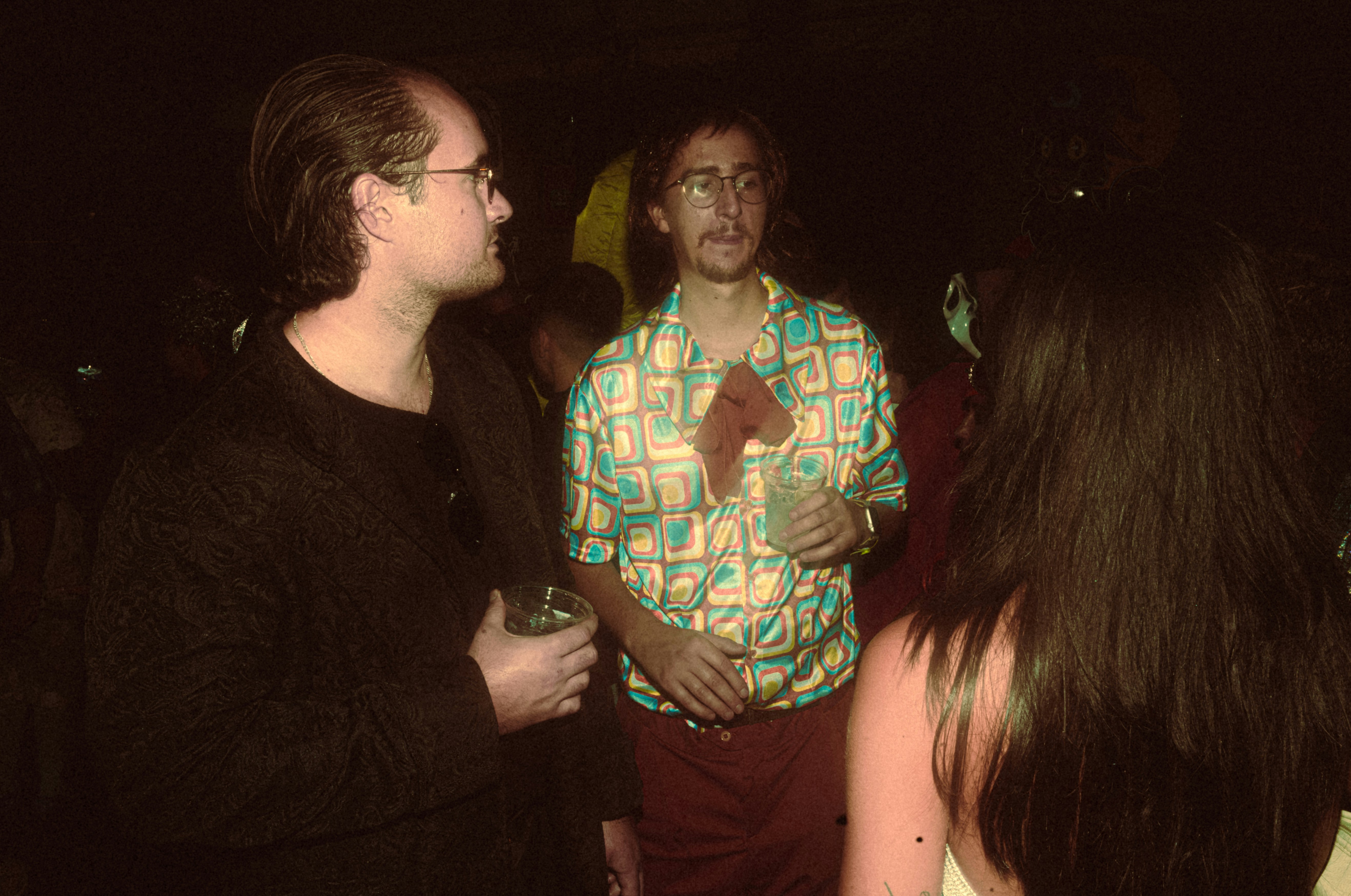 कश्मीर में पत्थर फेंकते प्रदर्शनकारियों और सुरक्षा बलों की भीड़ की तस्वीर, दूर पहाड़ों की धुंधली पृष्ठभूमि