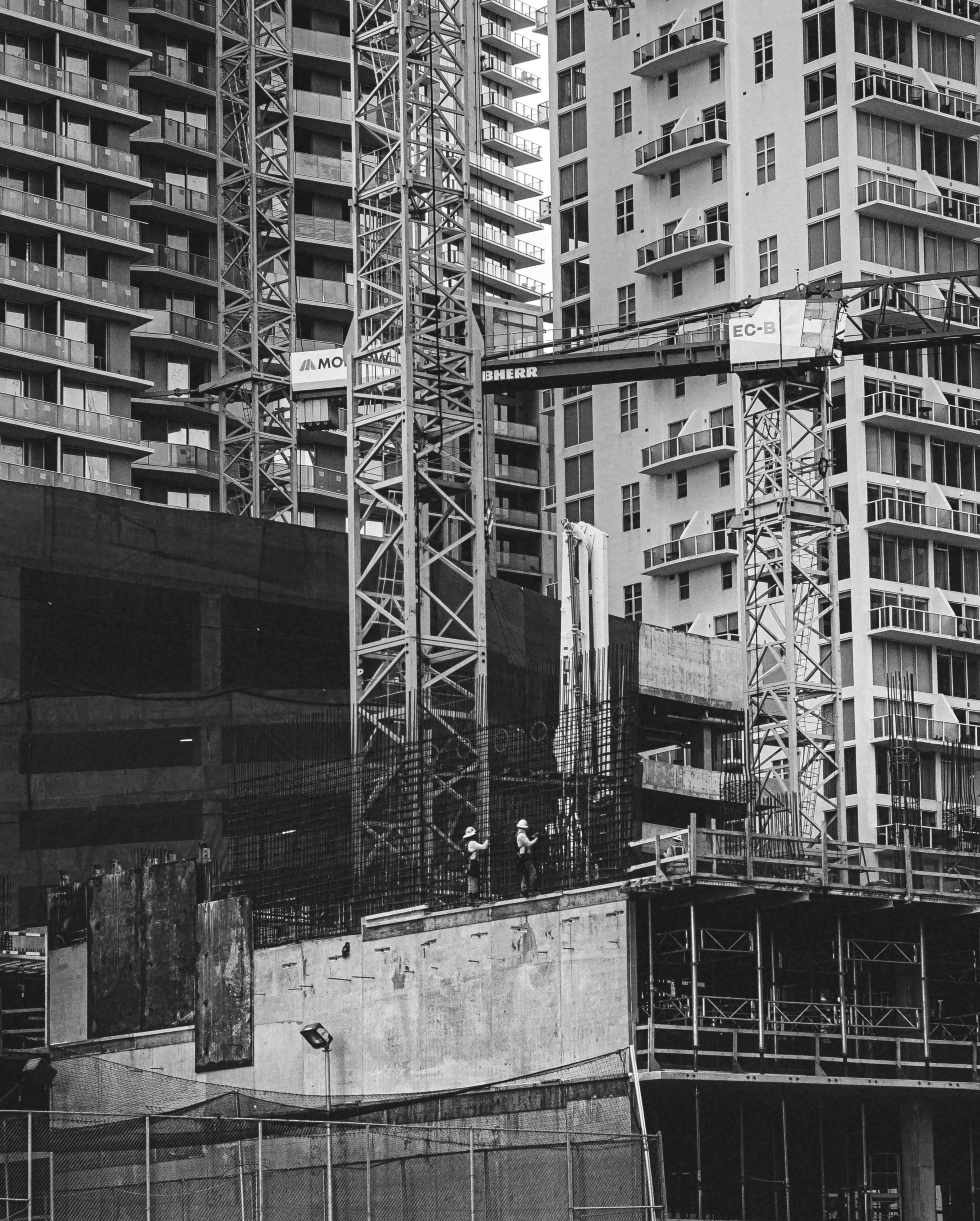 Una foto en blanco y negro de una obra en construcción foto – Imagen  gratuita en Unsplash, image size:3000x3739