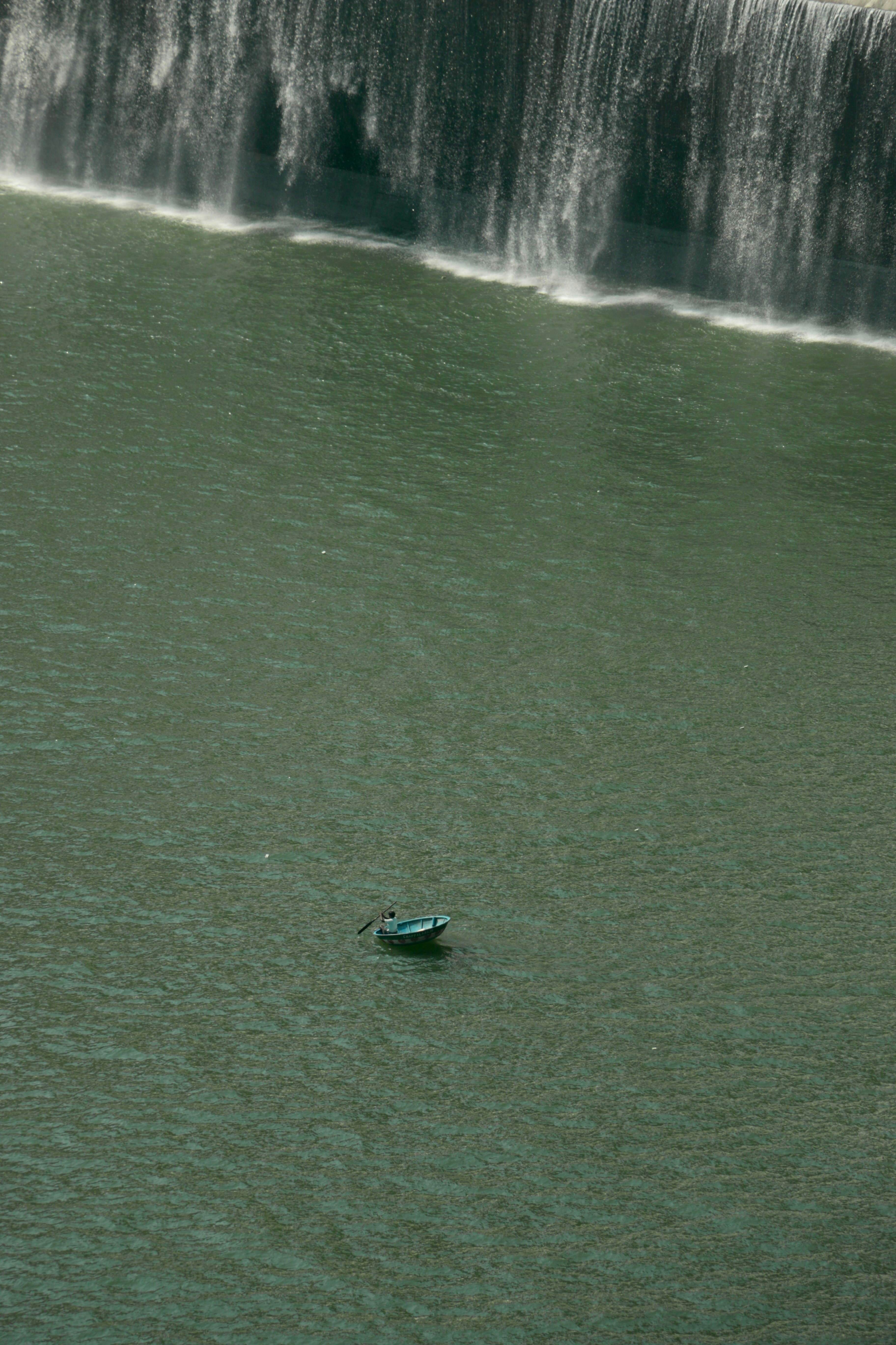 滝の近くの水に浮かぶボート