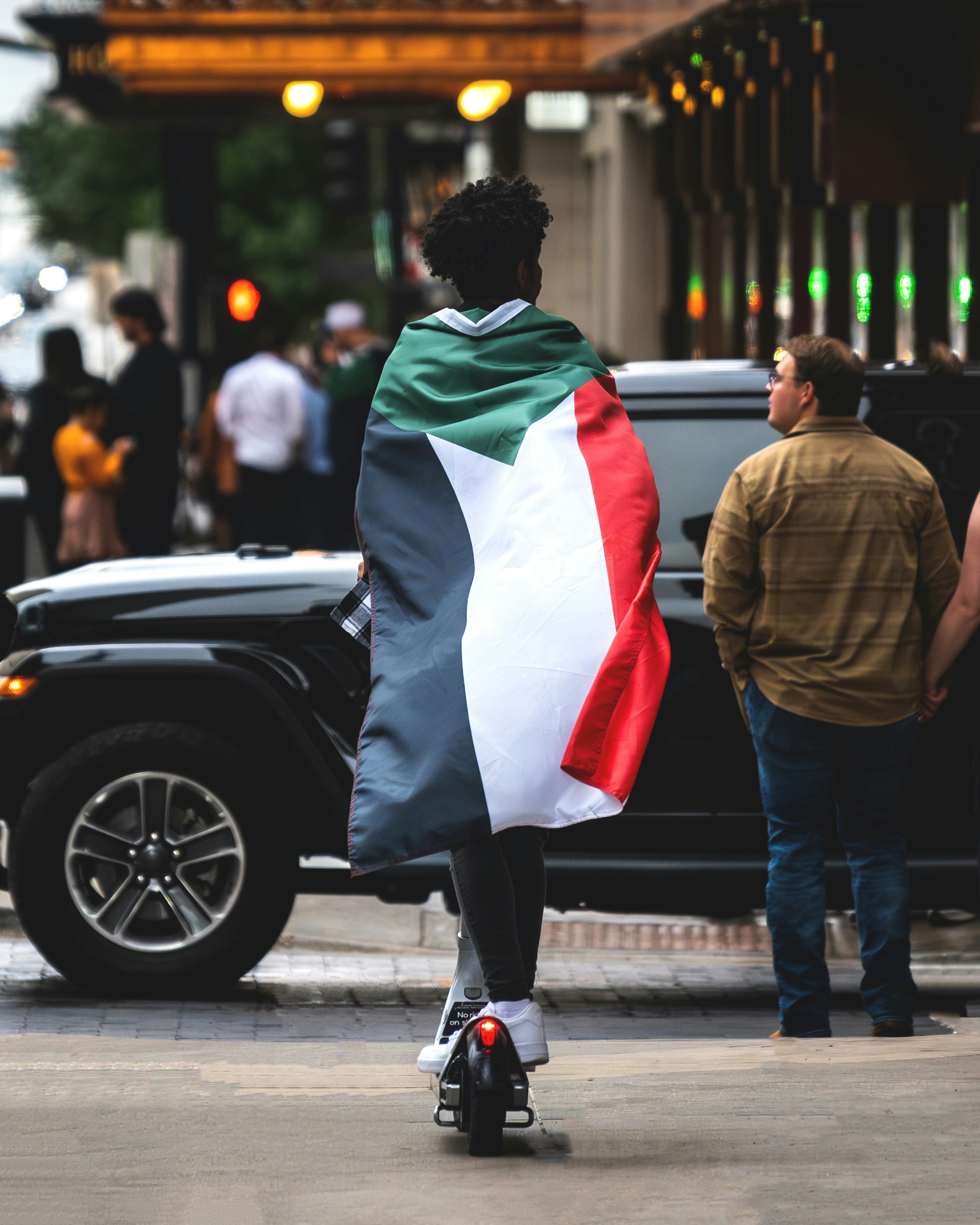 Un hombre montando una patineta por una calle