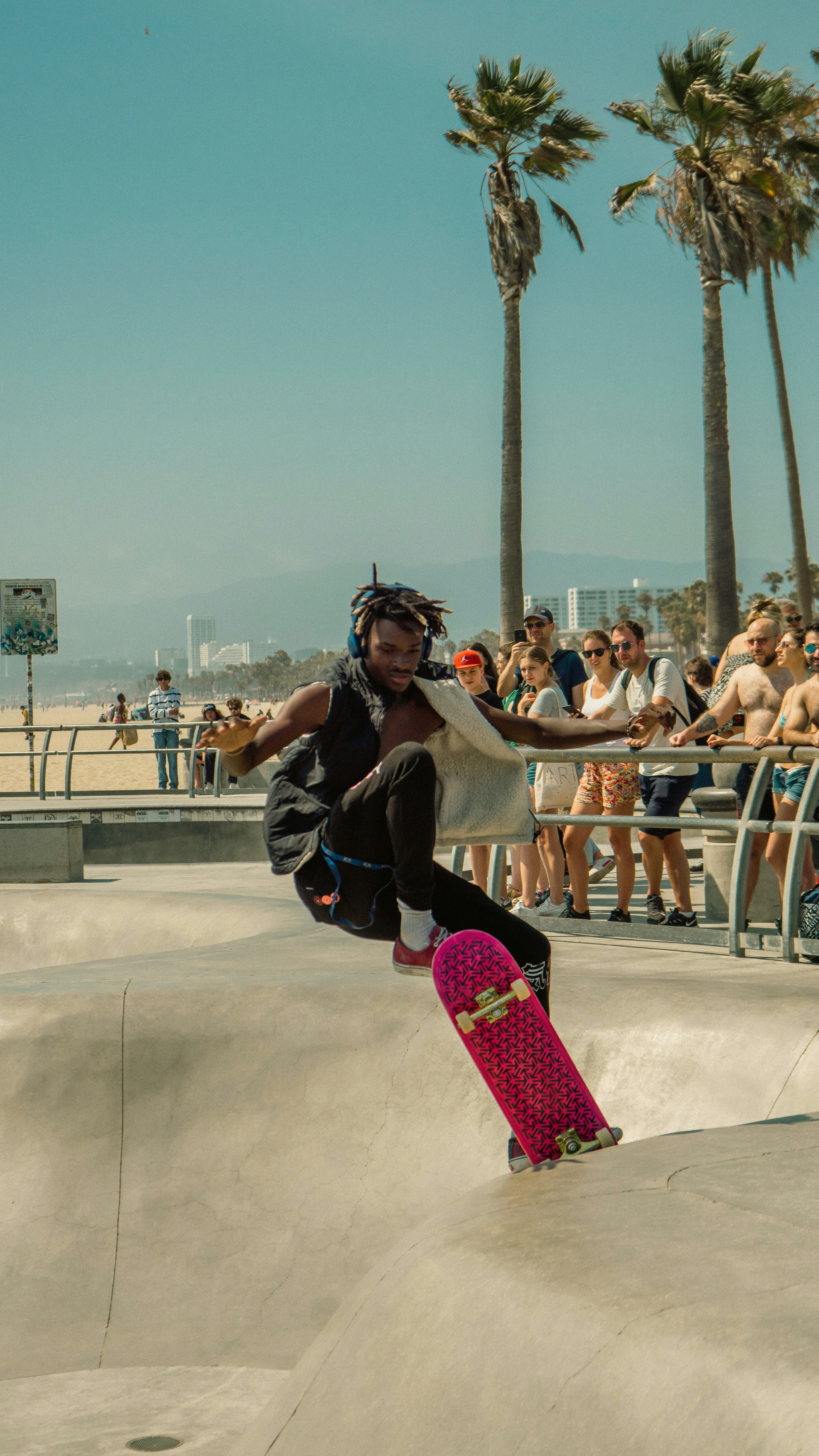 Ein Mann fährt mit einem Skateboard eine Rampe hinauf