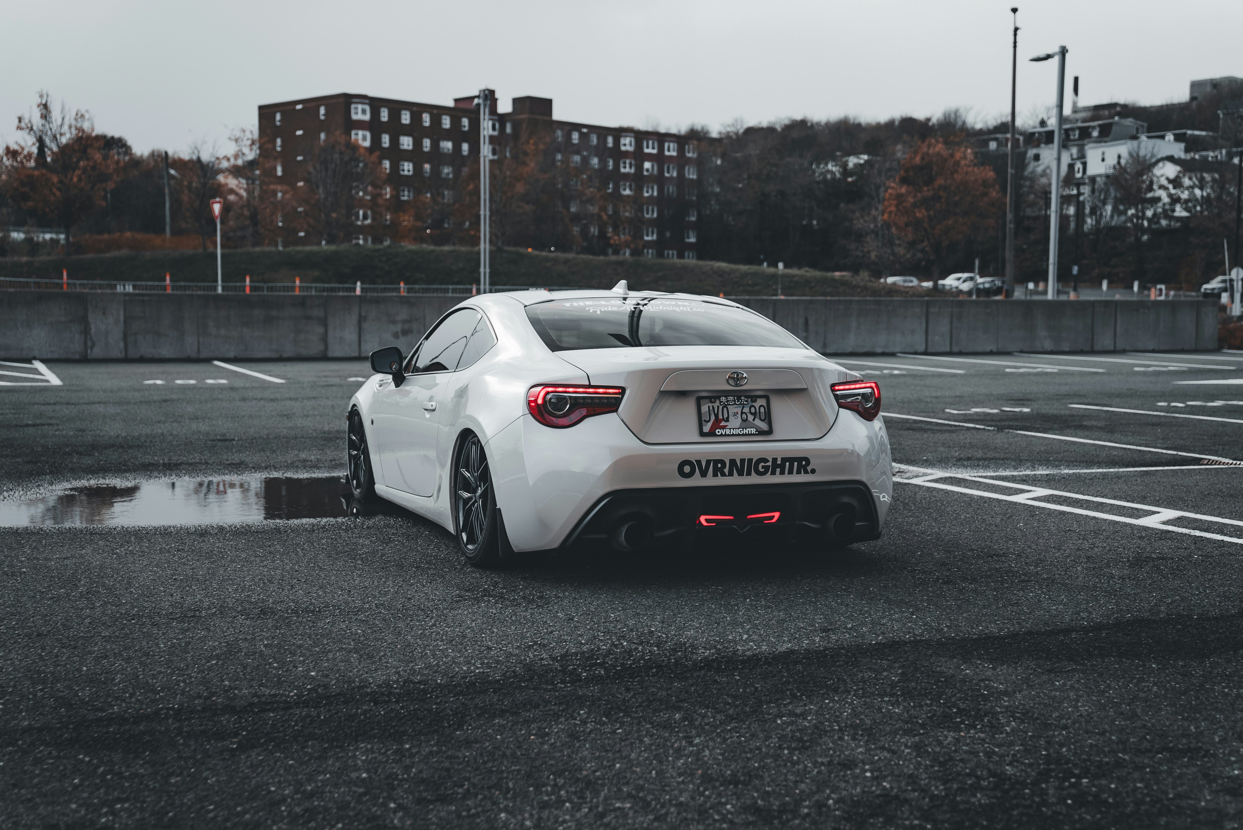 Ein weißes Auto, das auf einem Parkplatz geparkt ist