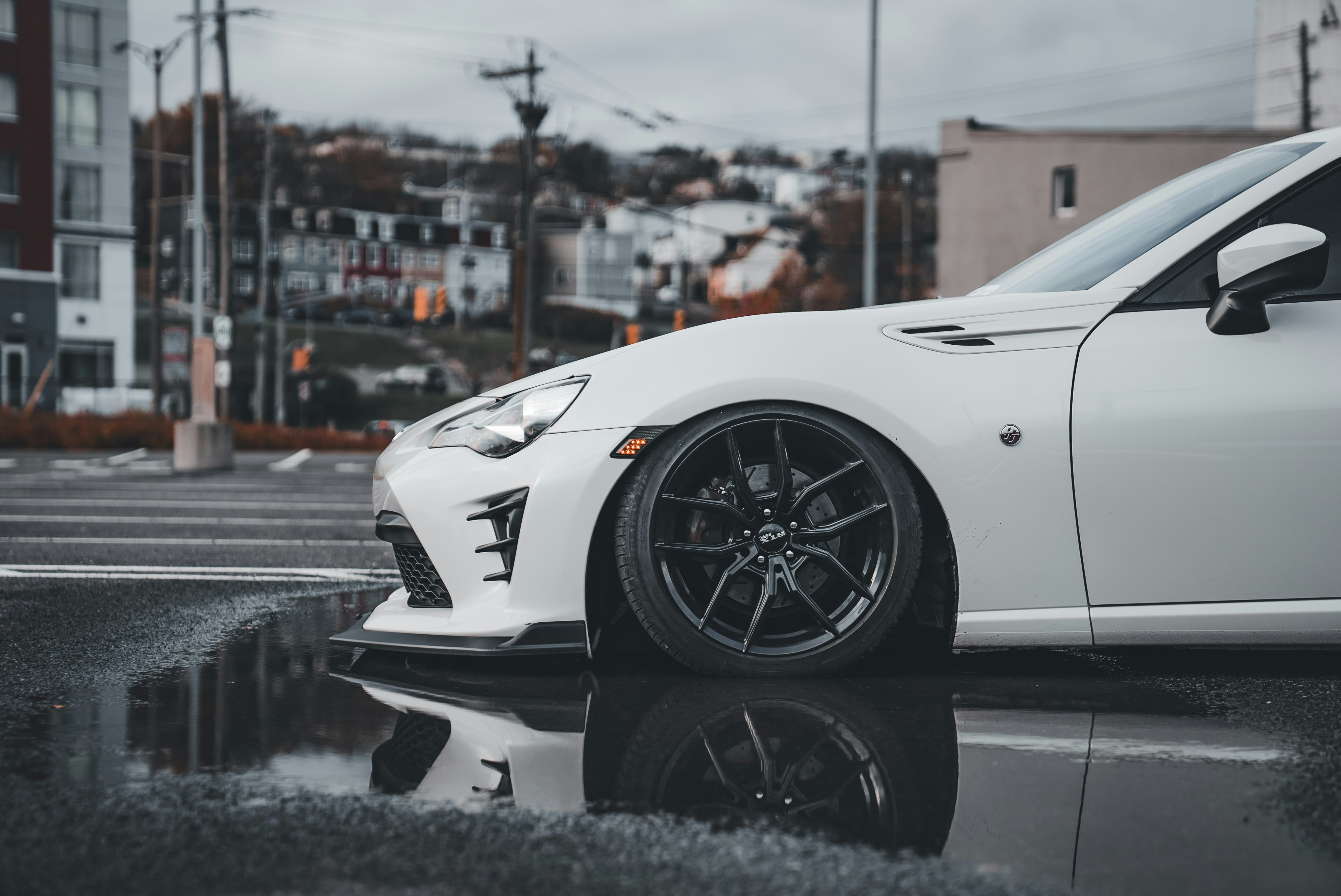 Ein weißer Sportwagen parkt am Straßenrand