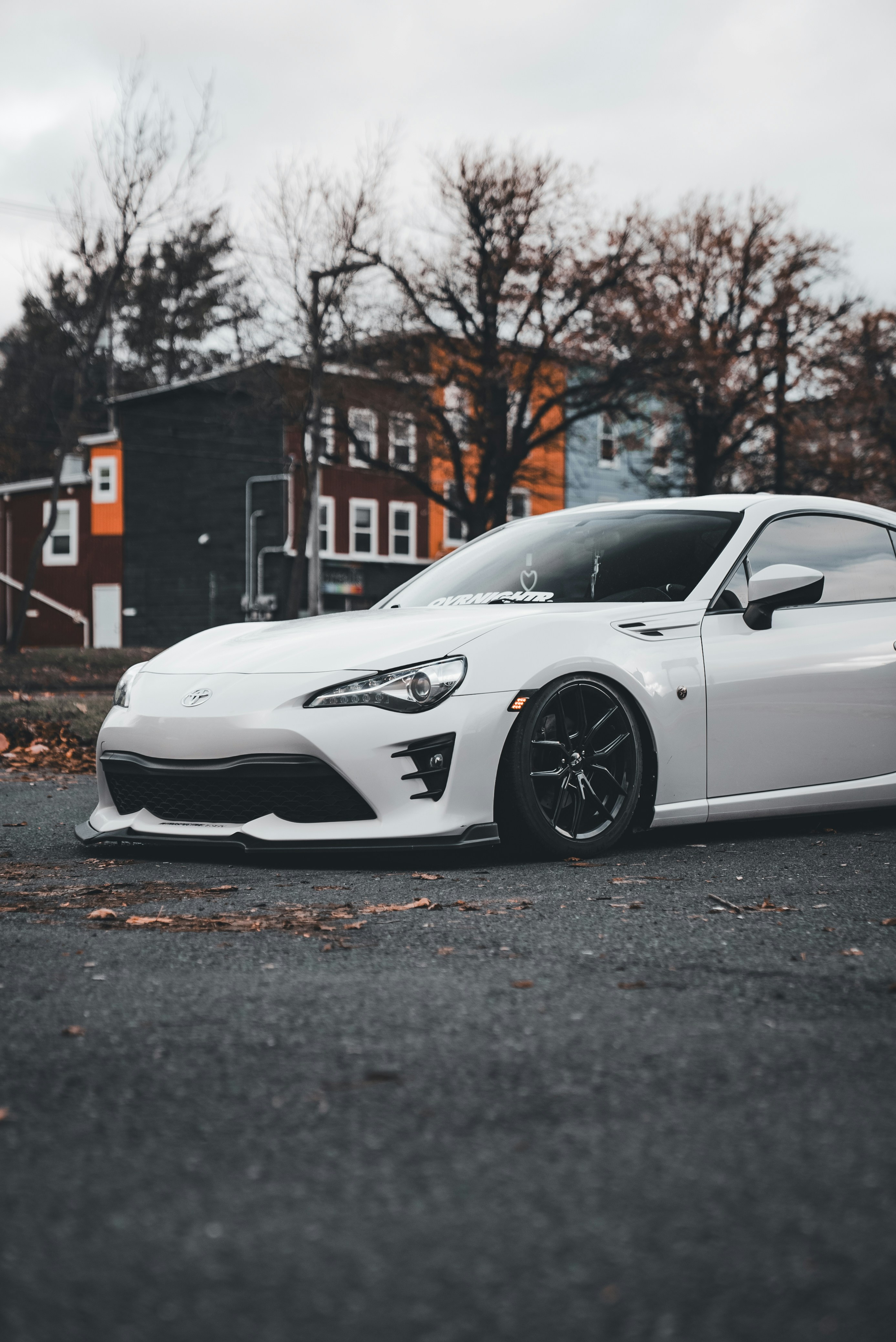 Ein weißer Sportwagen, der auf einem Parkplatz geparkt ist