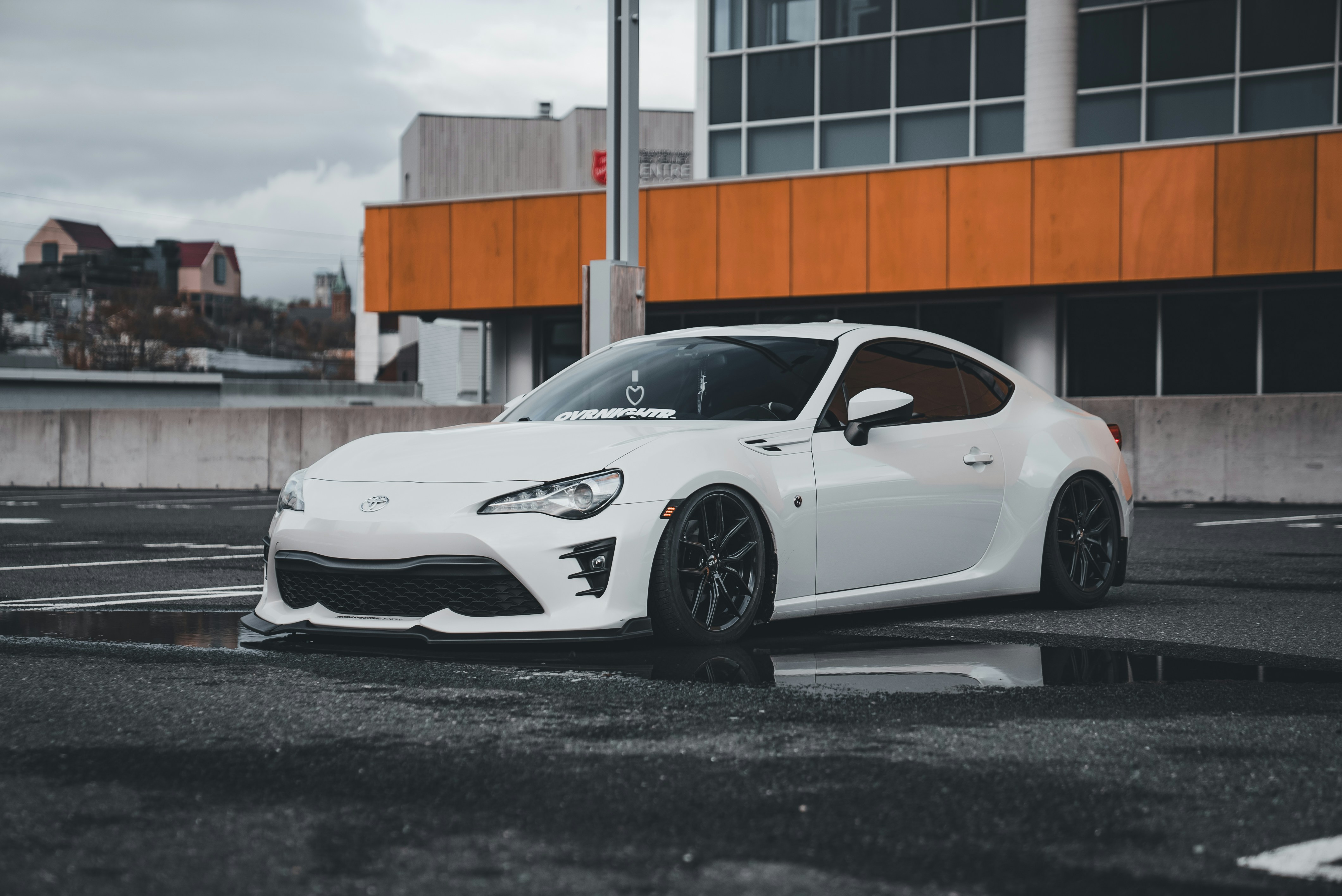 Ein weißer Sportwagen, der auf einem Parkplatz geparkt ist