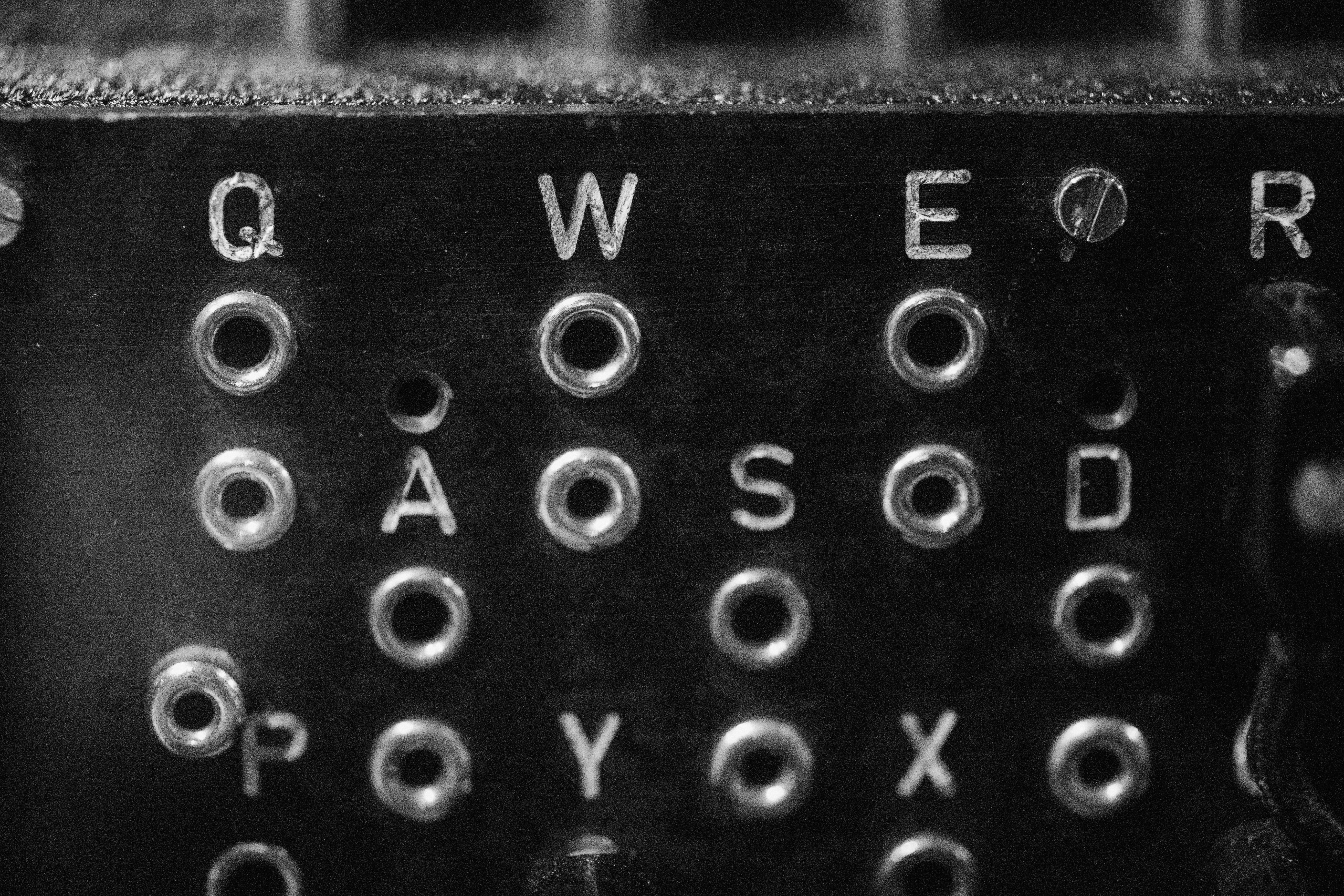 Codificación de fuente mejorada con memoria contextual para comunicaciones de baja SNR