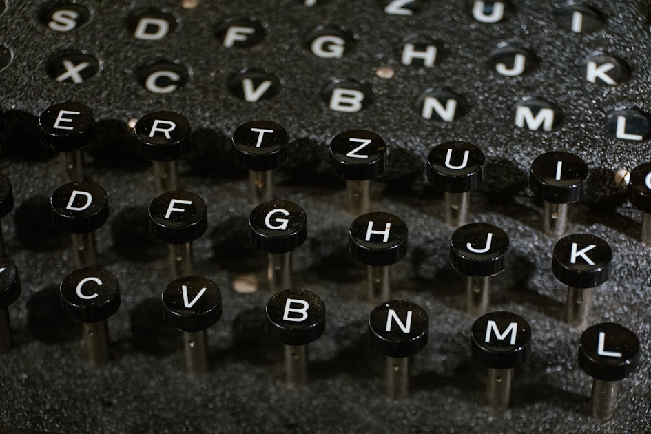Yuvarlak metal tuşları ve mekanik kollarıyla klasik bir daktilo makinesi, mekanik klavyelerin atası olarak masada duruyor