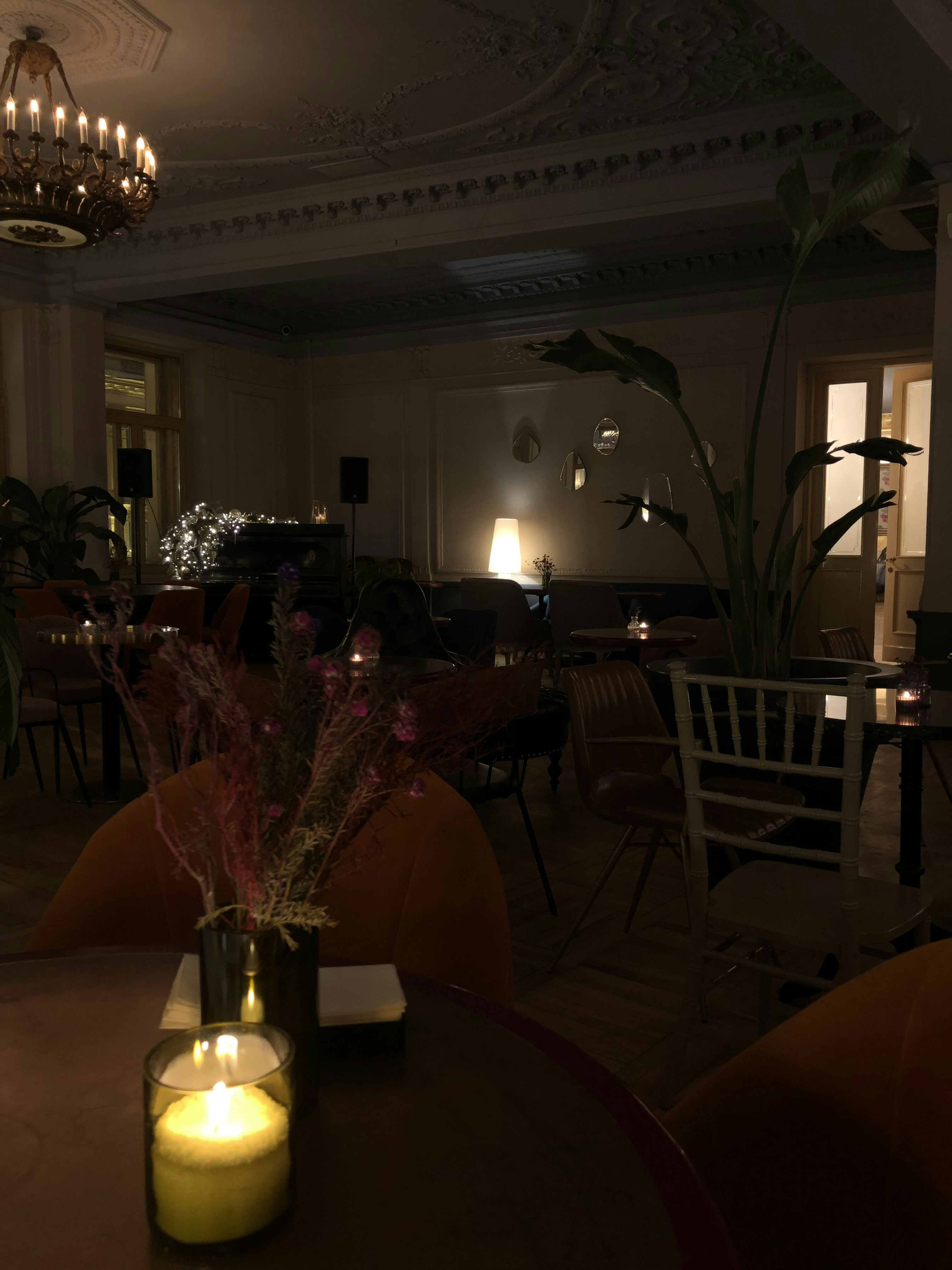 Piano de cola vintage en un elegante salón de la era colonial con muebles de madera ornamentados, cálida luz de velas, atmósfera nostálgica que recuerda a la América Latina de principios del siglo XX