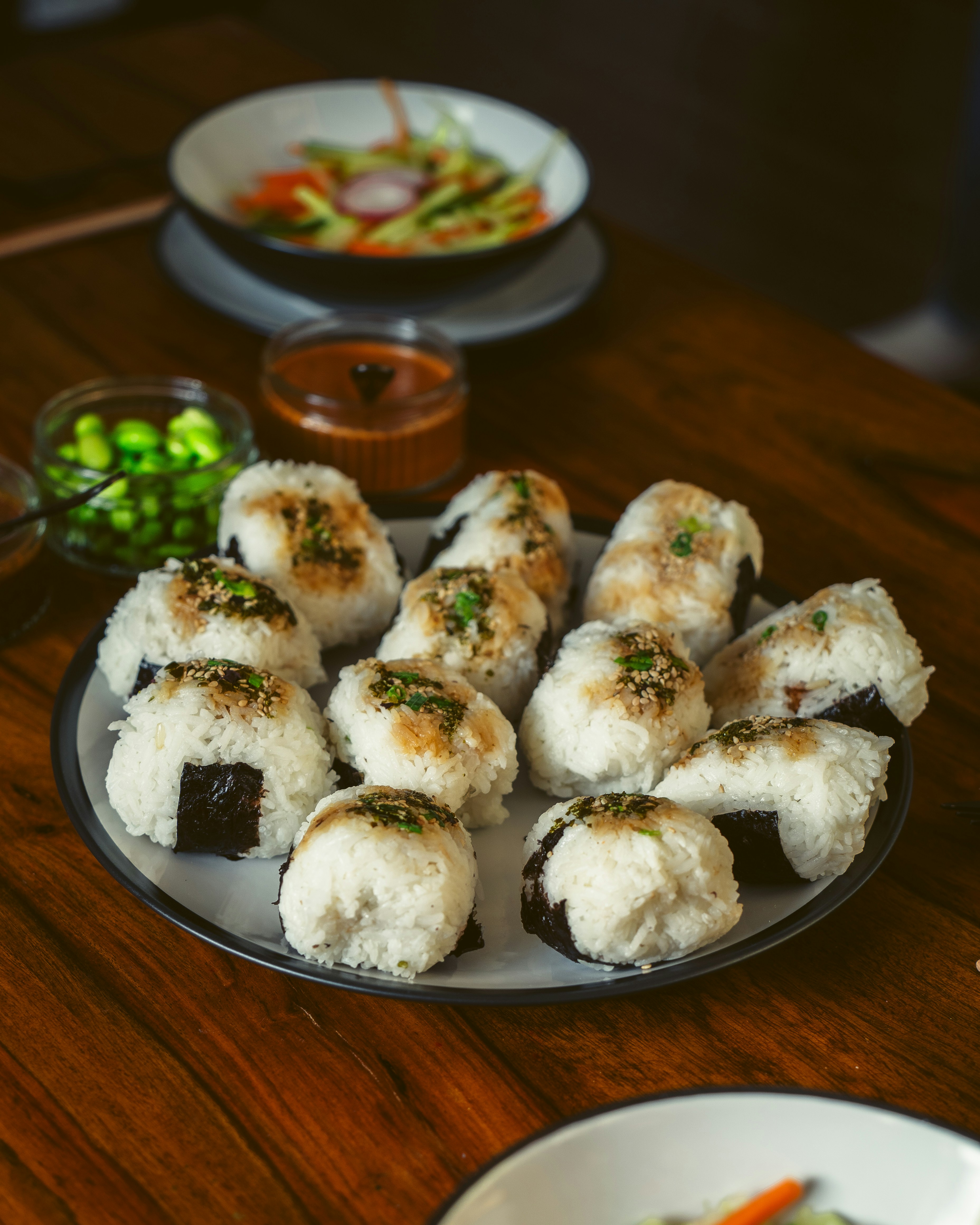 Una mesa de madera cubierta con platos de comida