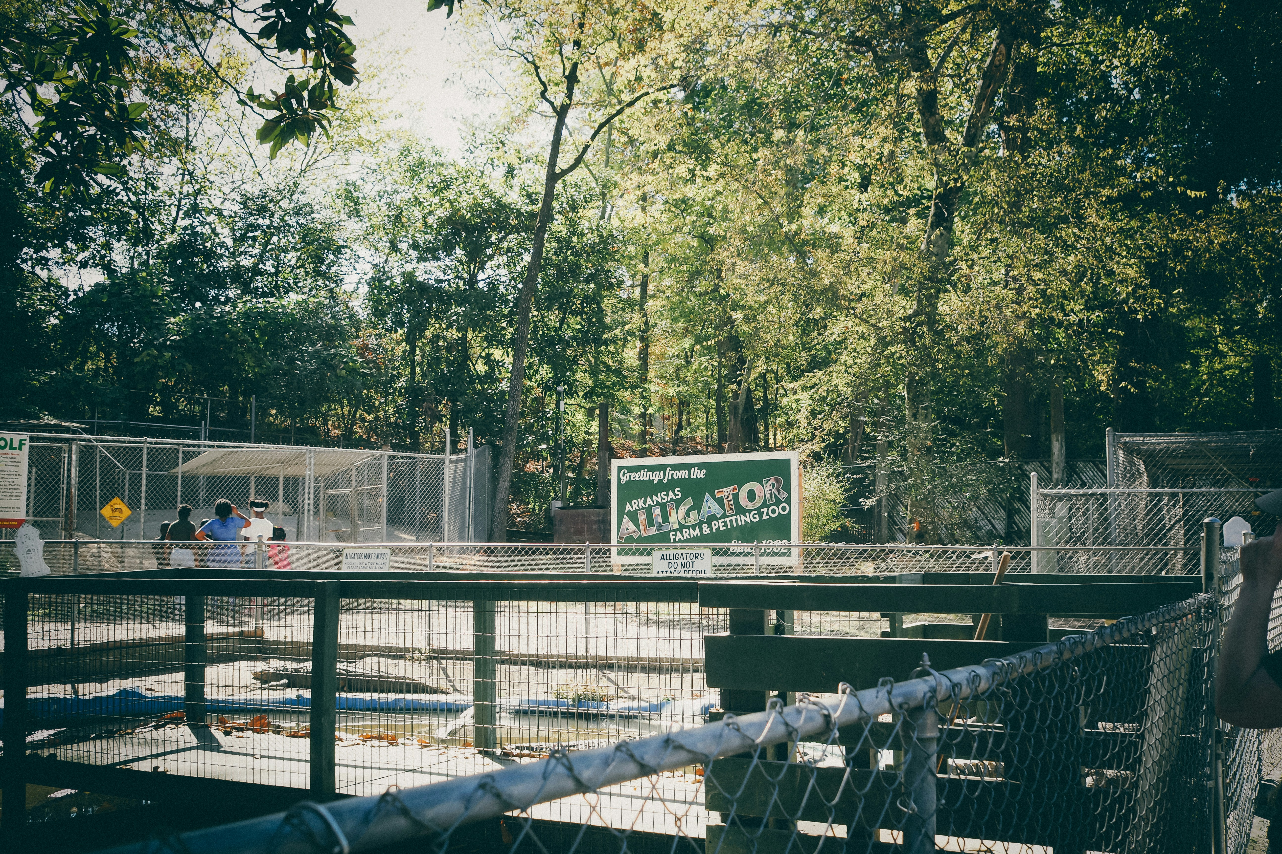 Une zone clôturée avec un panneau dessus