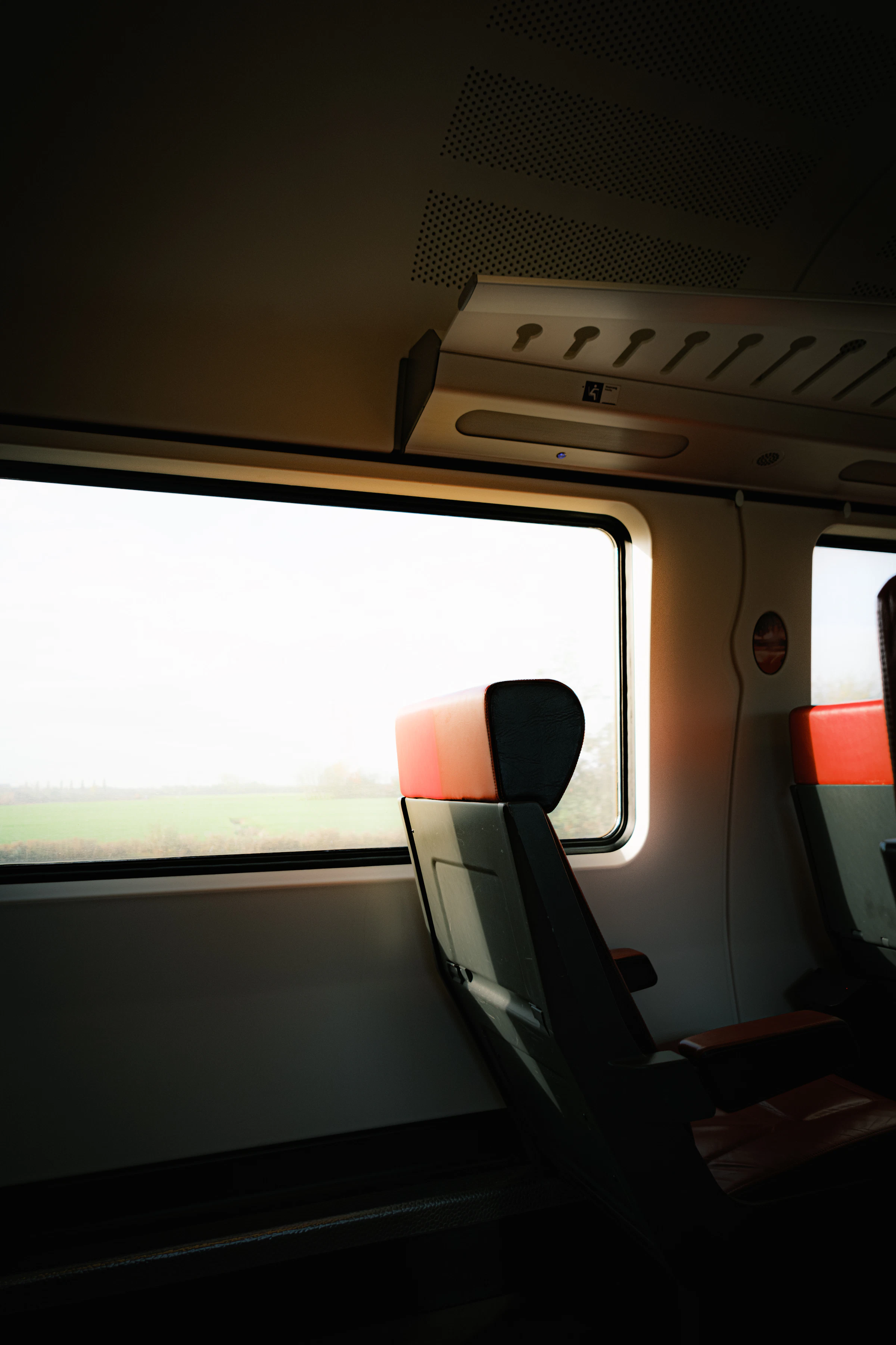 Interior real de un tren visto desde el pasillo