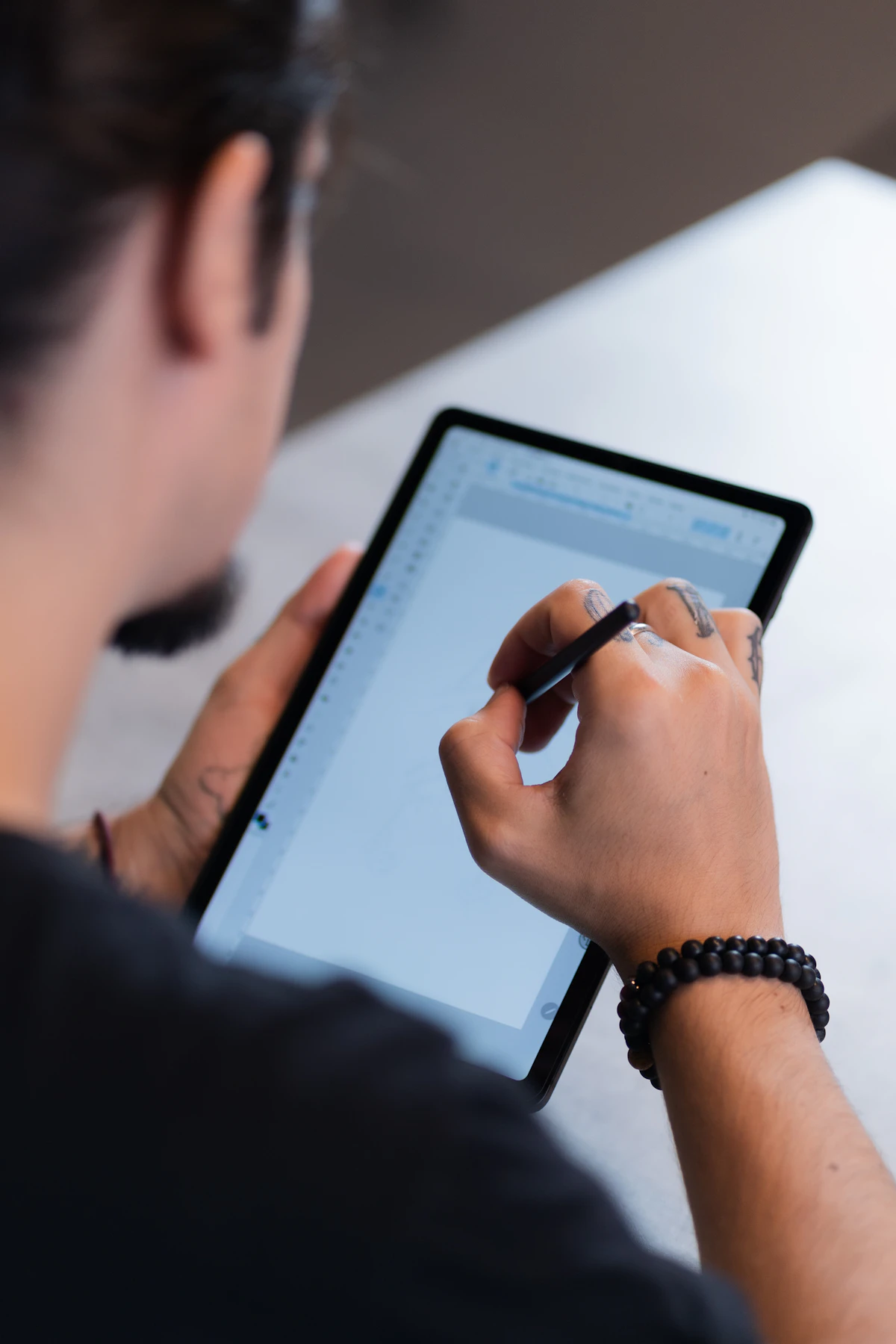 Clienta firmando el consentimiento informado de micropigmentación en una tablet