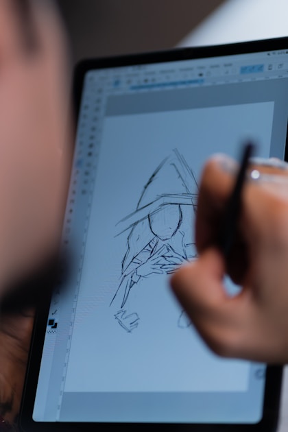 Desainer menggambar ilustrasi digital dengan stylus di layar tablet