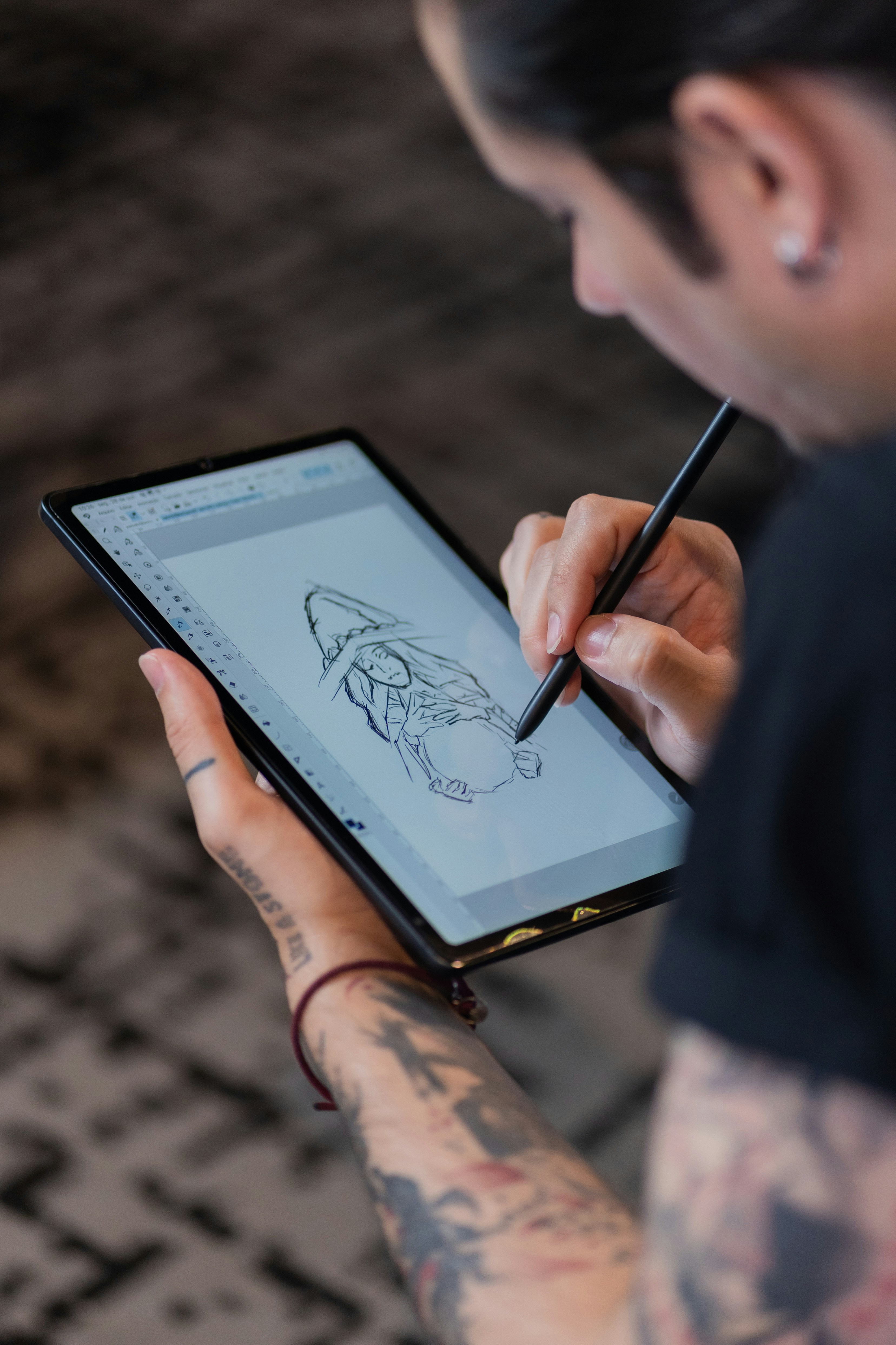 Foto profil seniman FoFo sedang bekerja di studio dengan tablet drawing dan karakter designs di layar