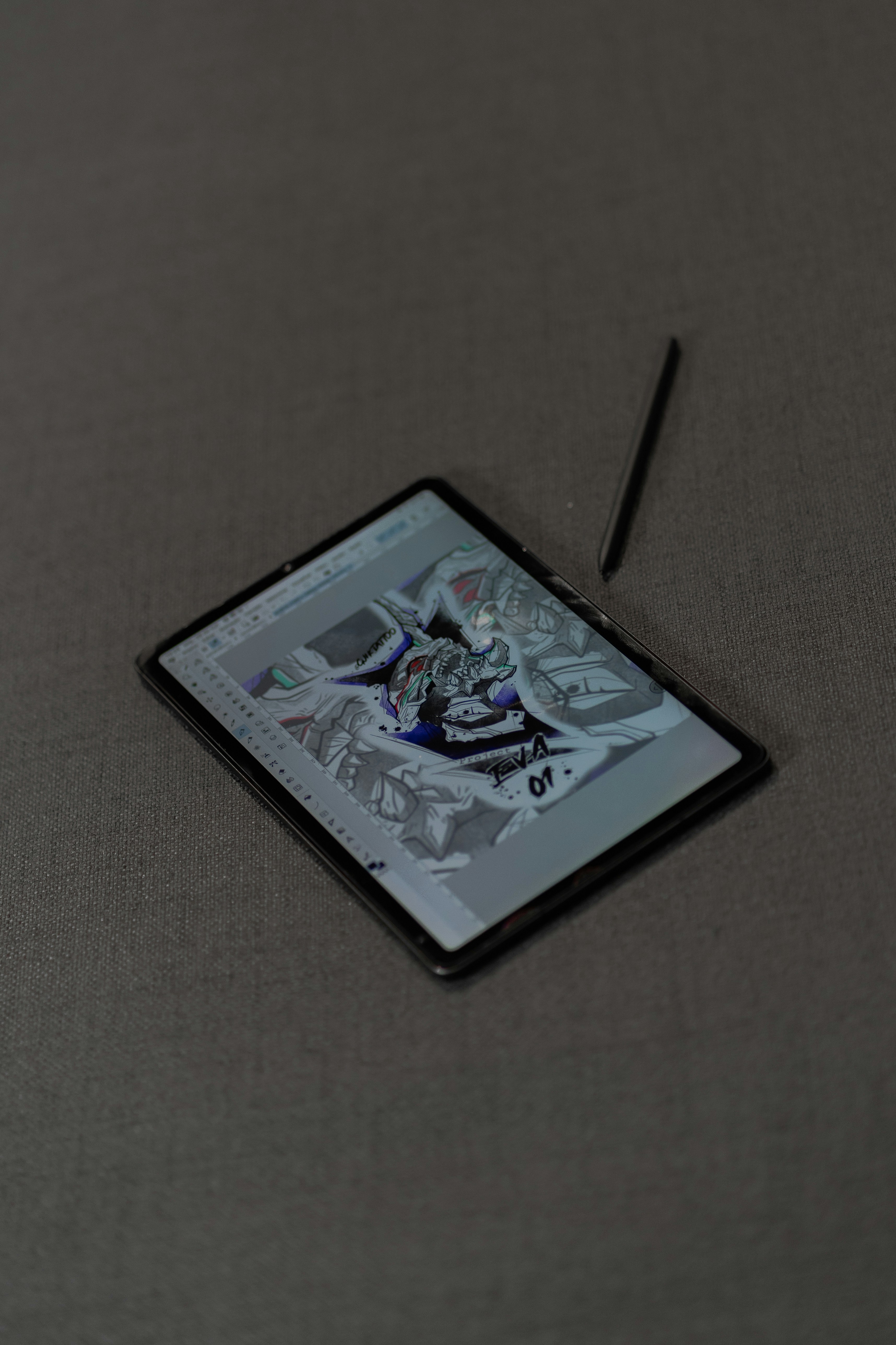 Ein Tablet-Computer, der auf einem Tisch sitzt