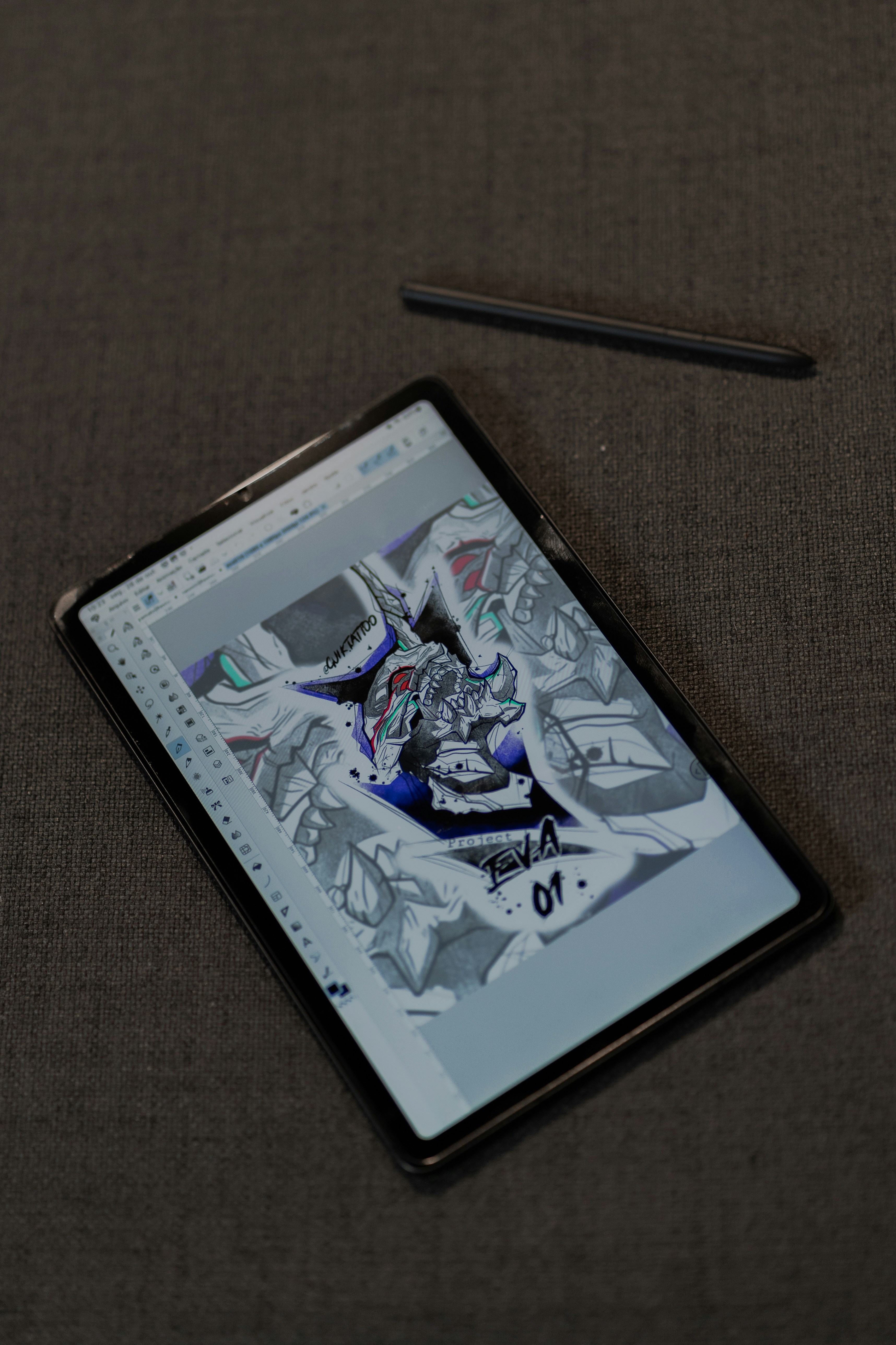 Ein Tablet-Computer, der auf einem Tisch sitzt