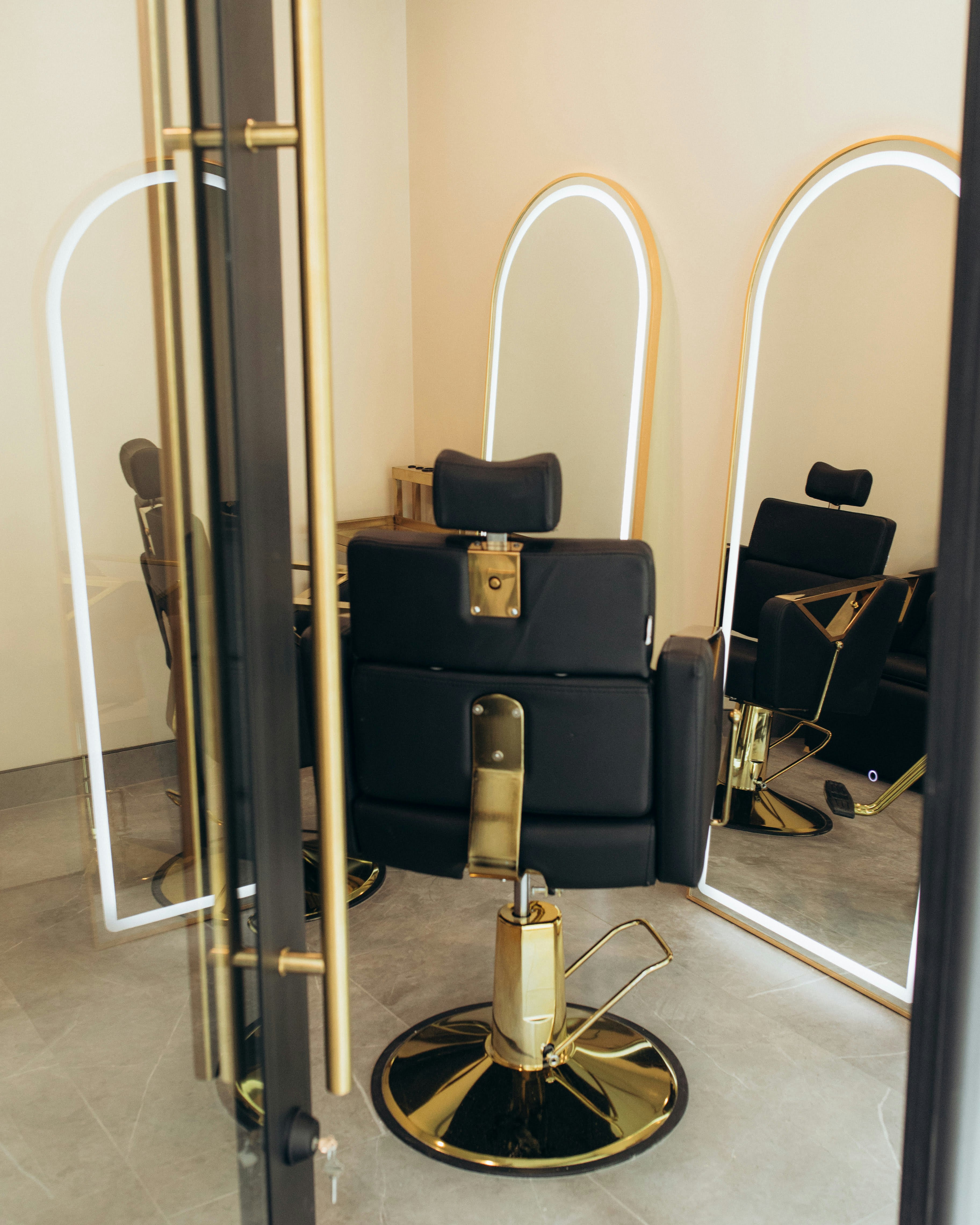 Professionele kappersstoel en spiegels in een moderne barbershop