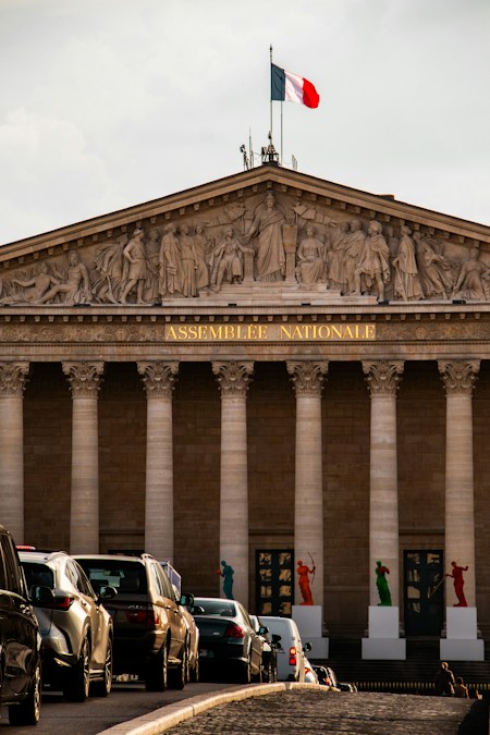 Façade du Palais Bourbon à Paris, colonnes et inscription dorée « Assemblée nationale », où s’ouvre l’examen du budget 2027